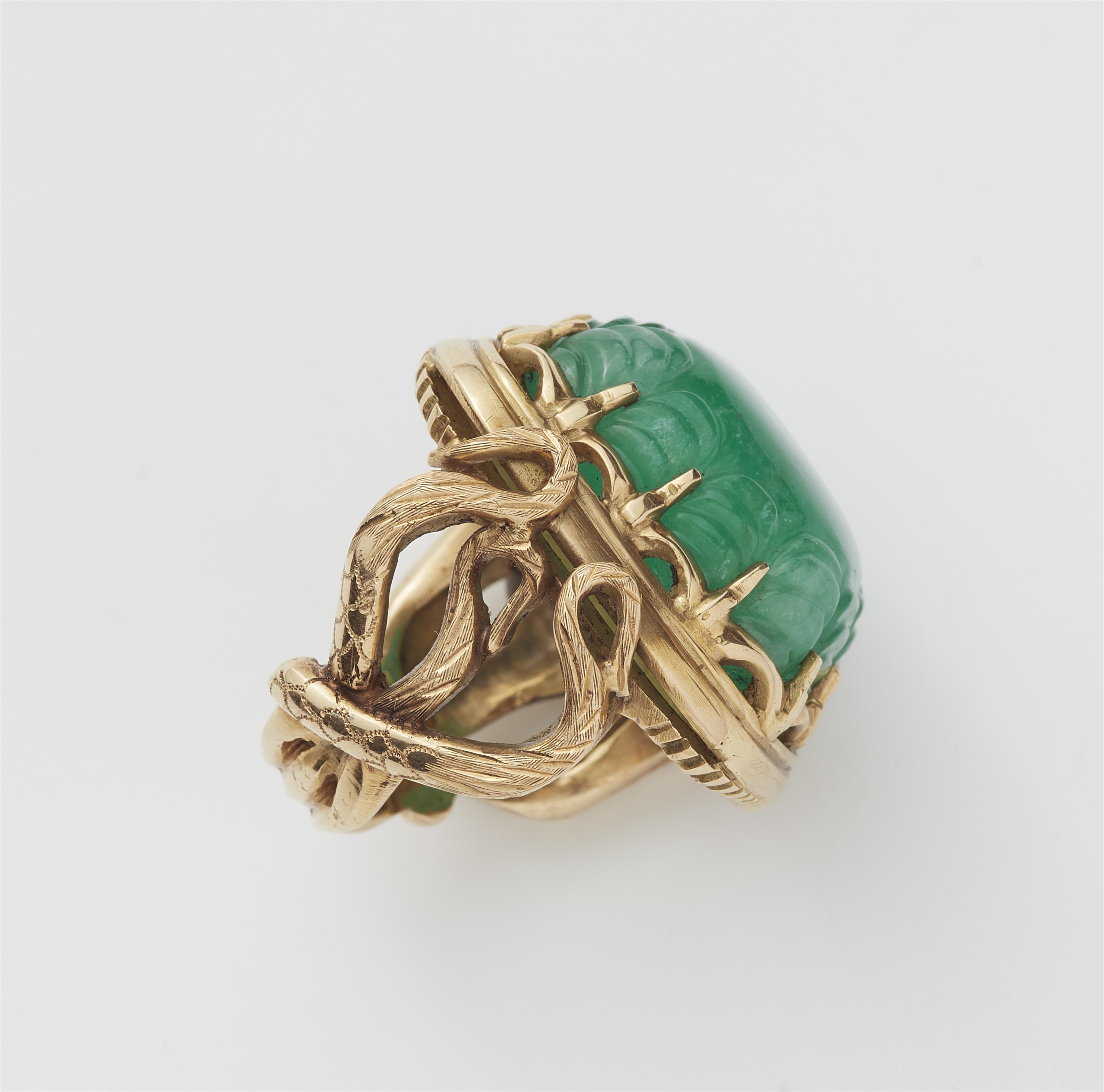 Schlangen-Ring mit beschnitztem Smaragd - image-2