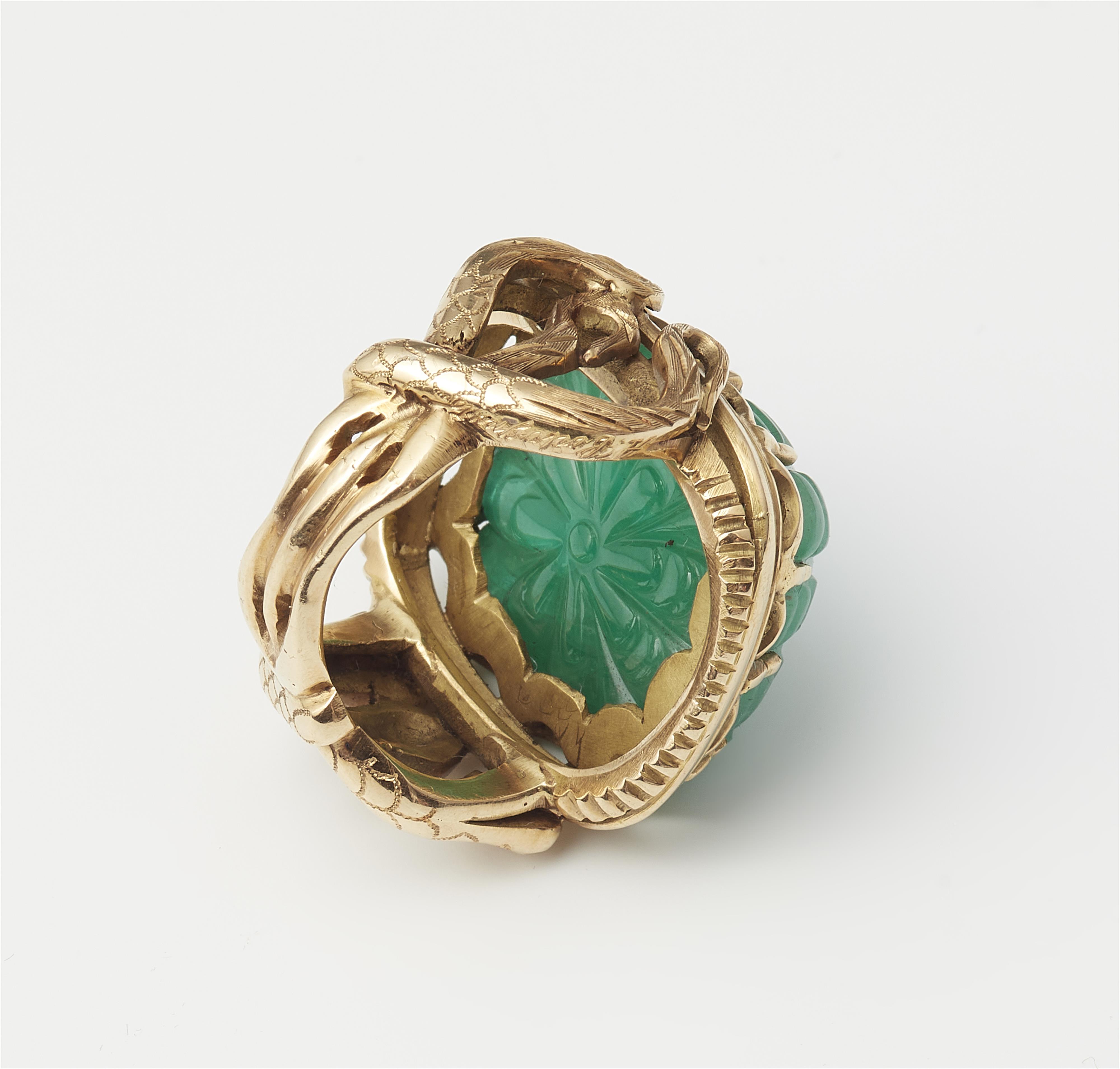 Schlangen-Ring mit beschnitztem Smaragd - image-3