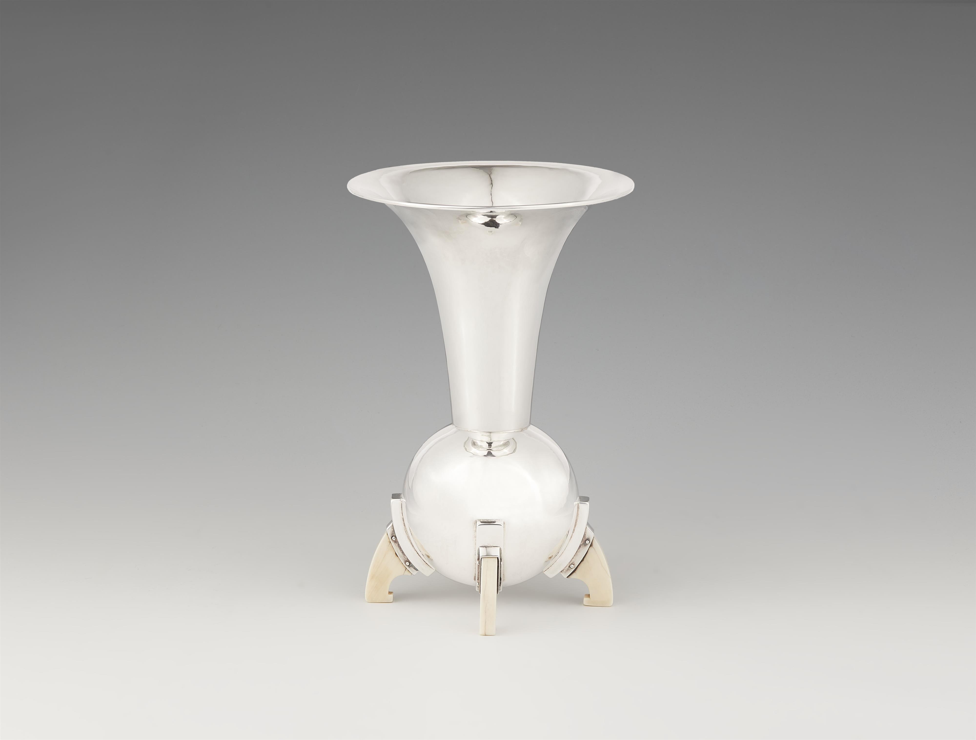 A Bremen Art Deco silver vase - image-1
