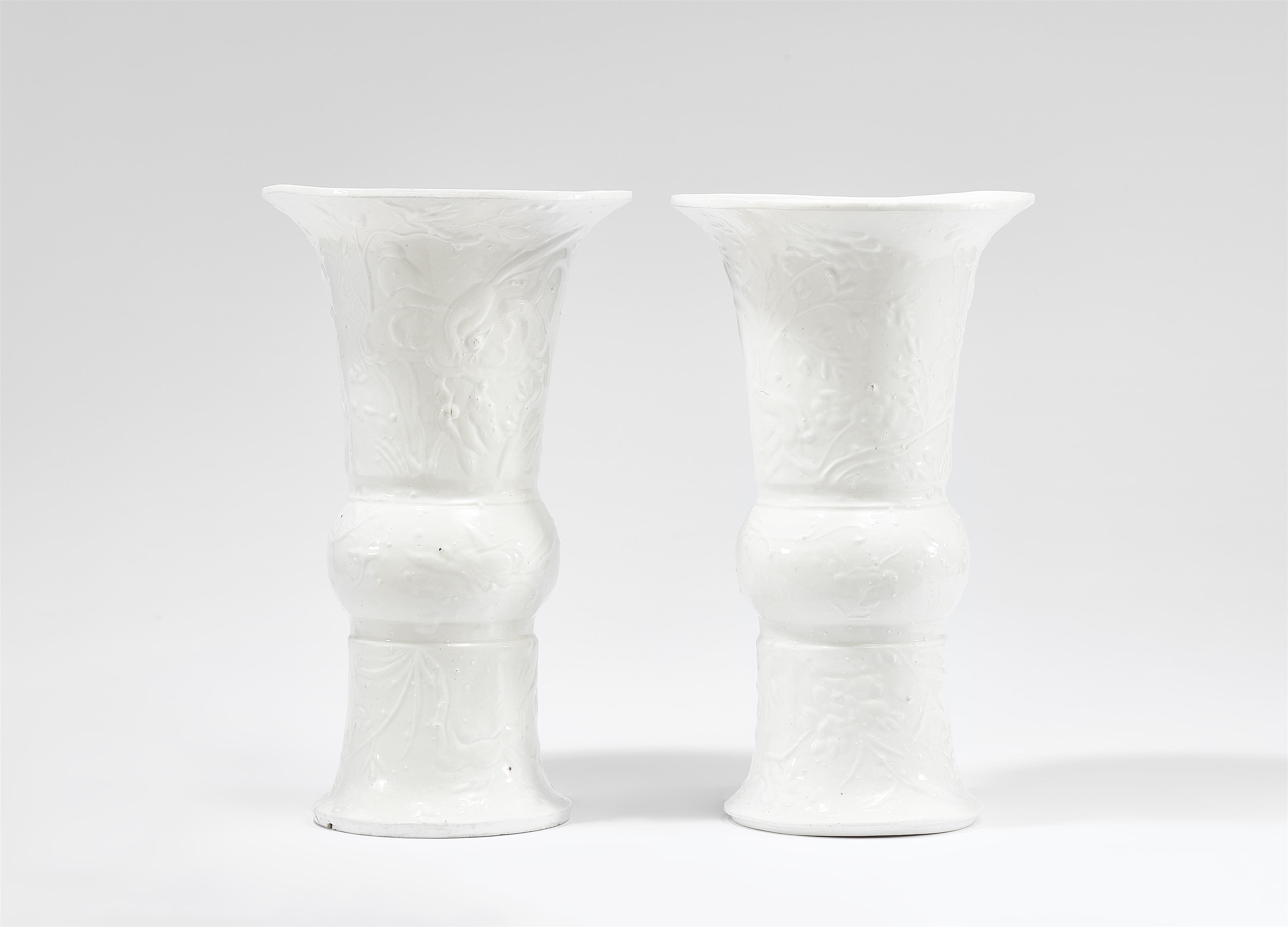 Museales Vasenpaar mit chinoisem Reliefdekor - image-2