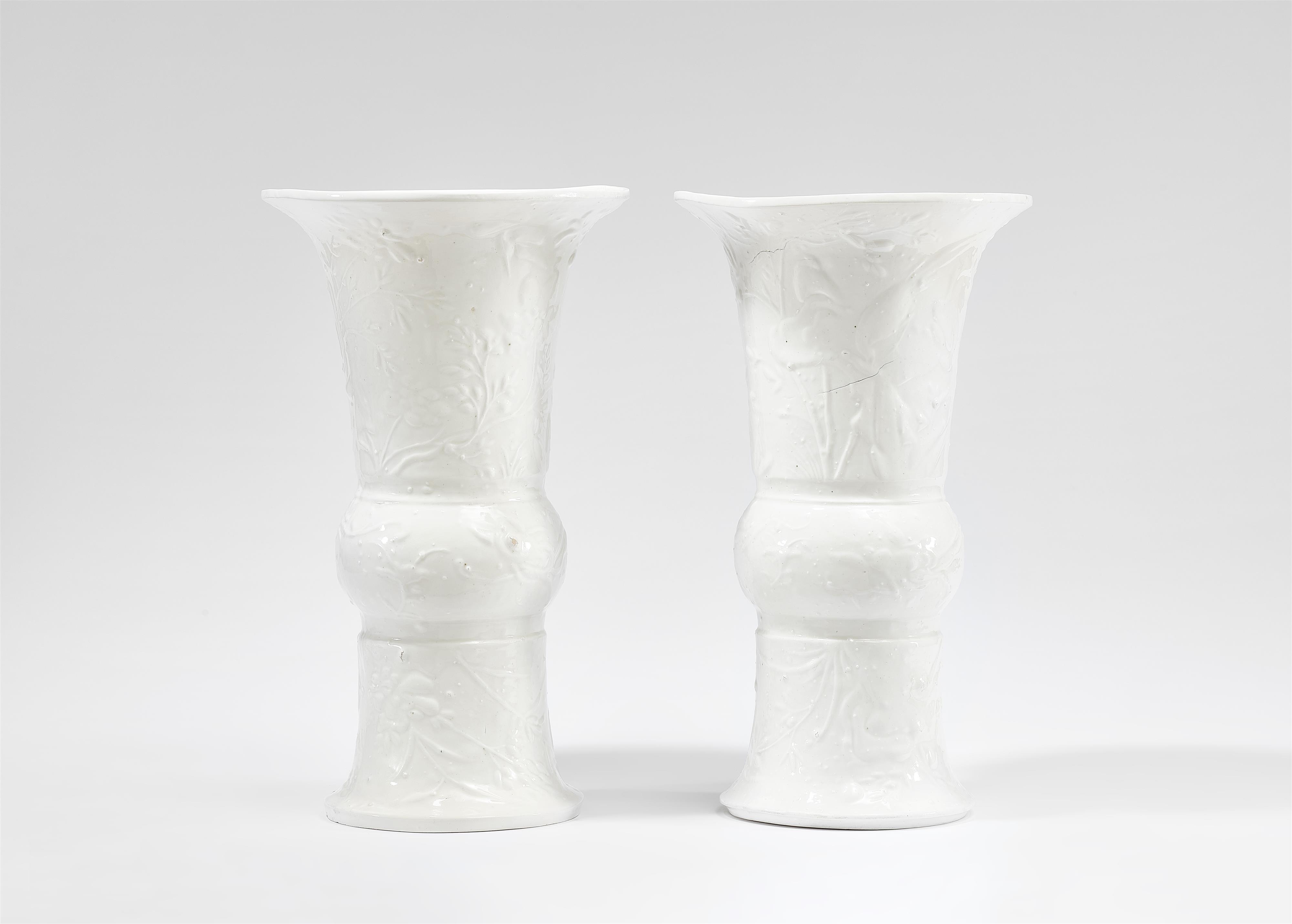 Museales Vasenpaar mit chinoisem Reliefdekor - image-3