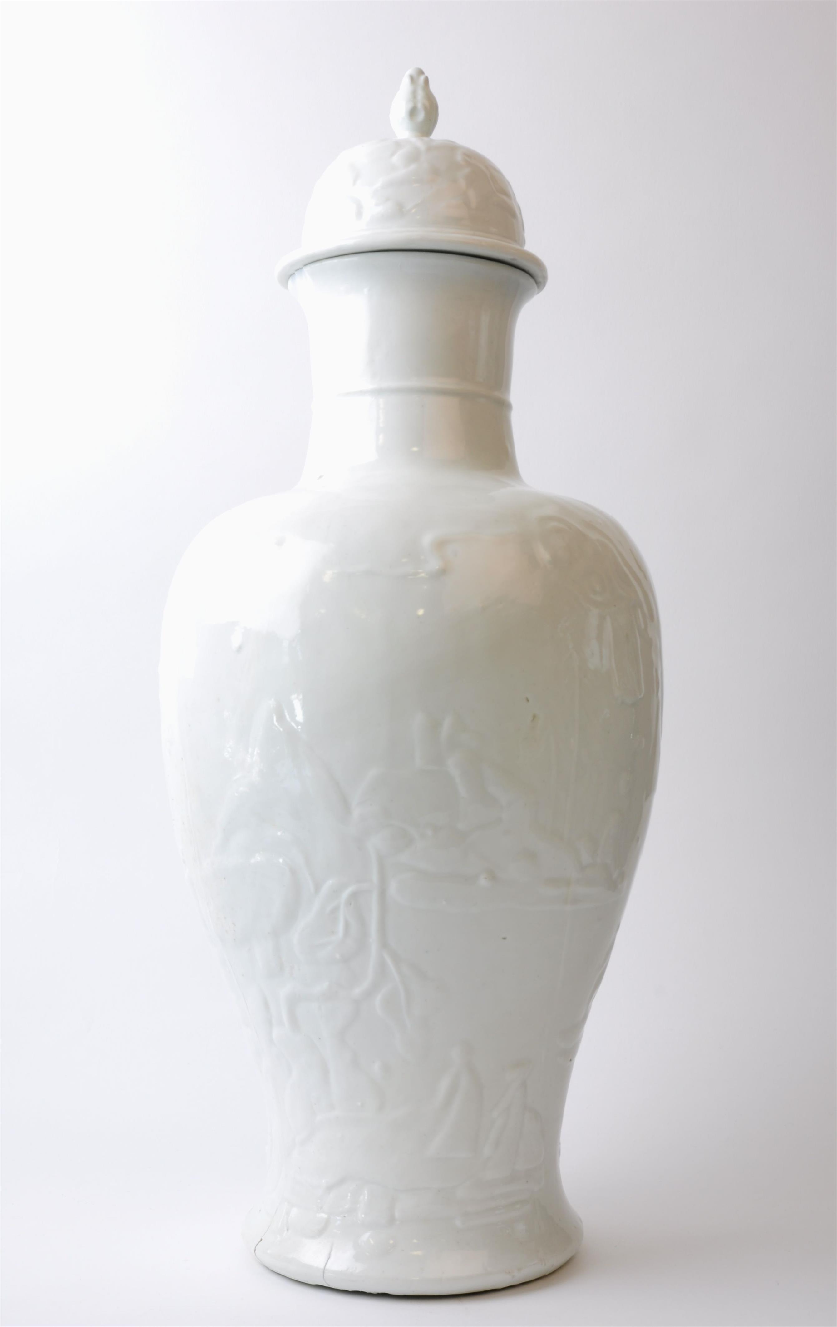 Museales Vasenpaar mit chinoisem Reliefdekor - image-4