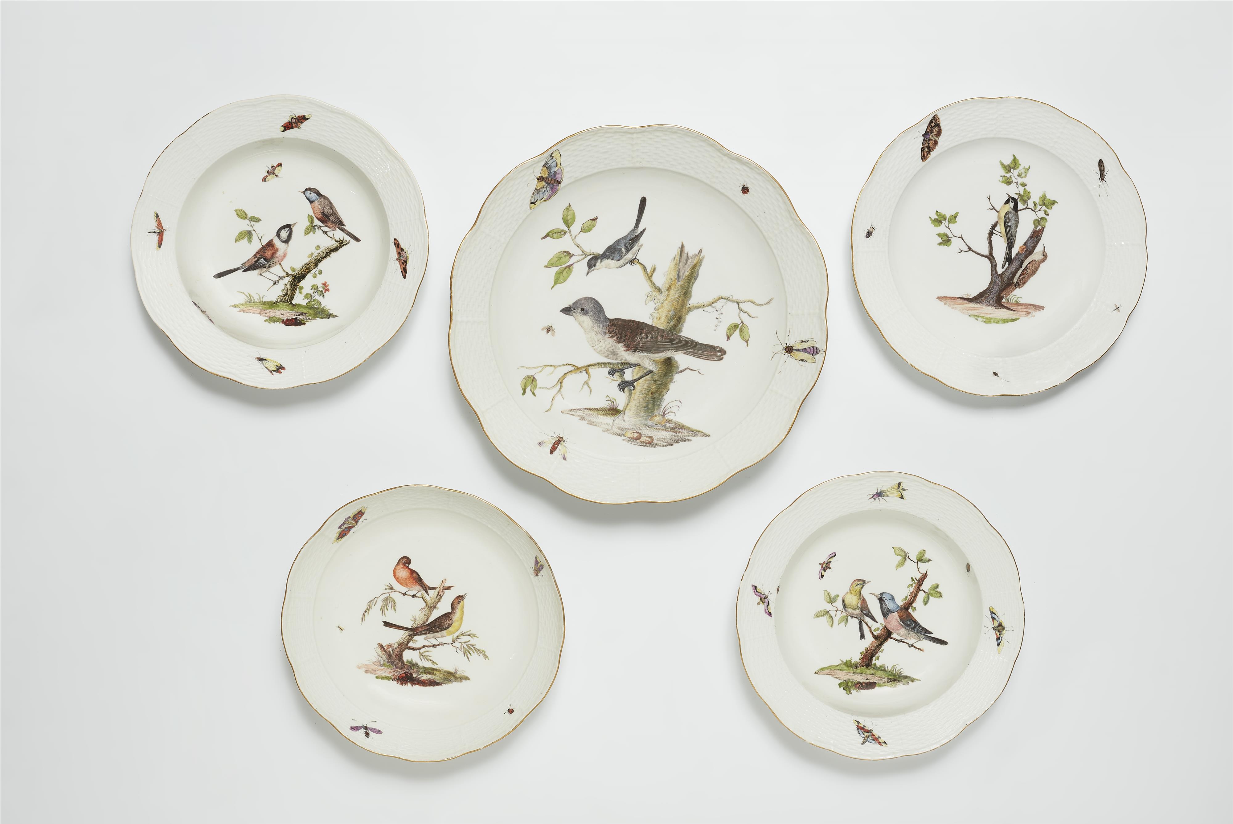Three Meissen porcelain plates and two dishes from a dinner service with native birds - image-1