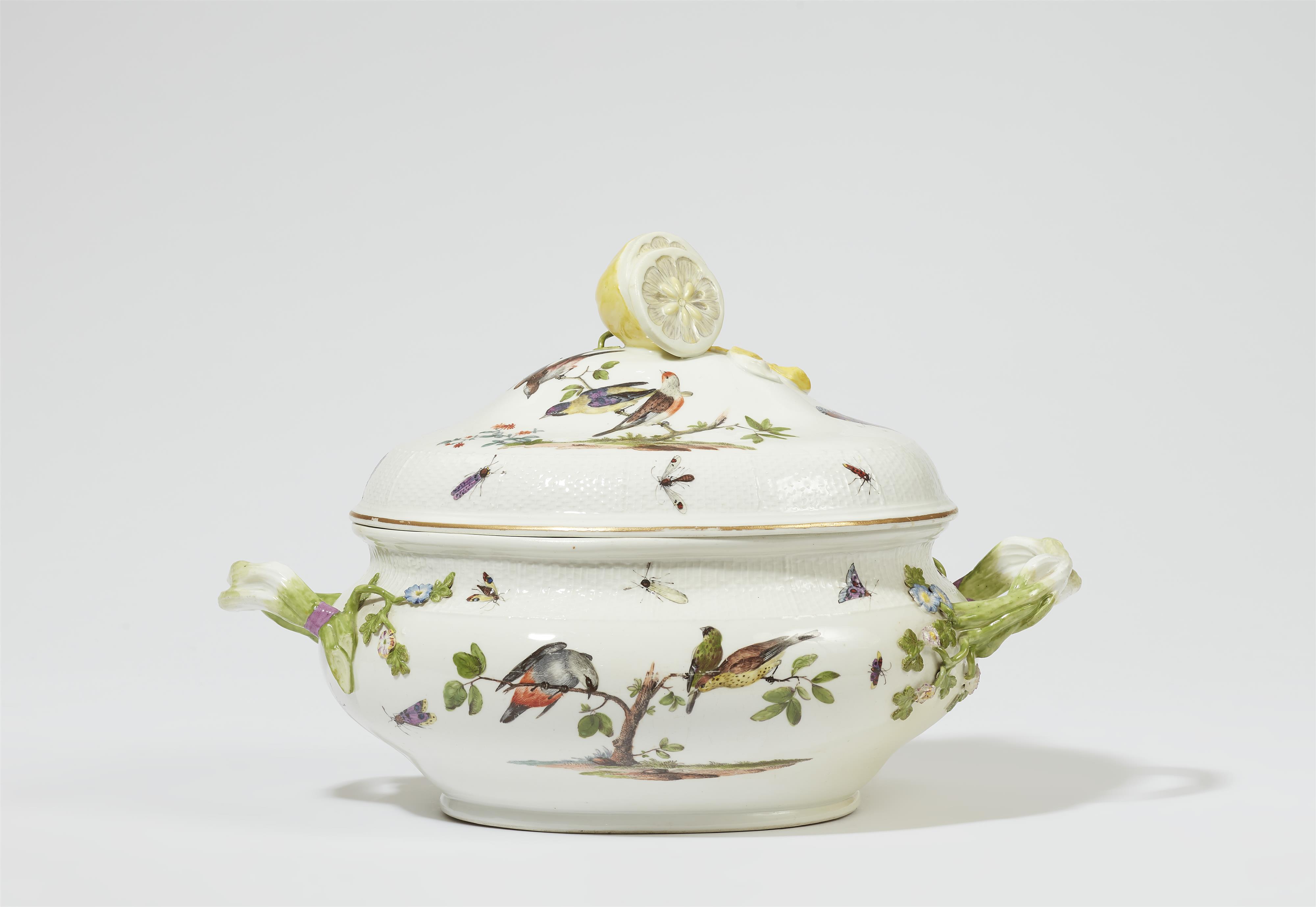 A Meissen porcelain tureen from a dinner service with native birds - image-1