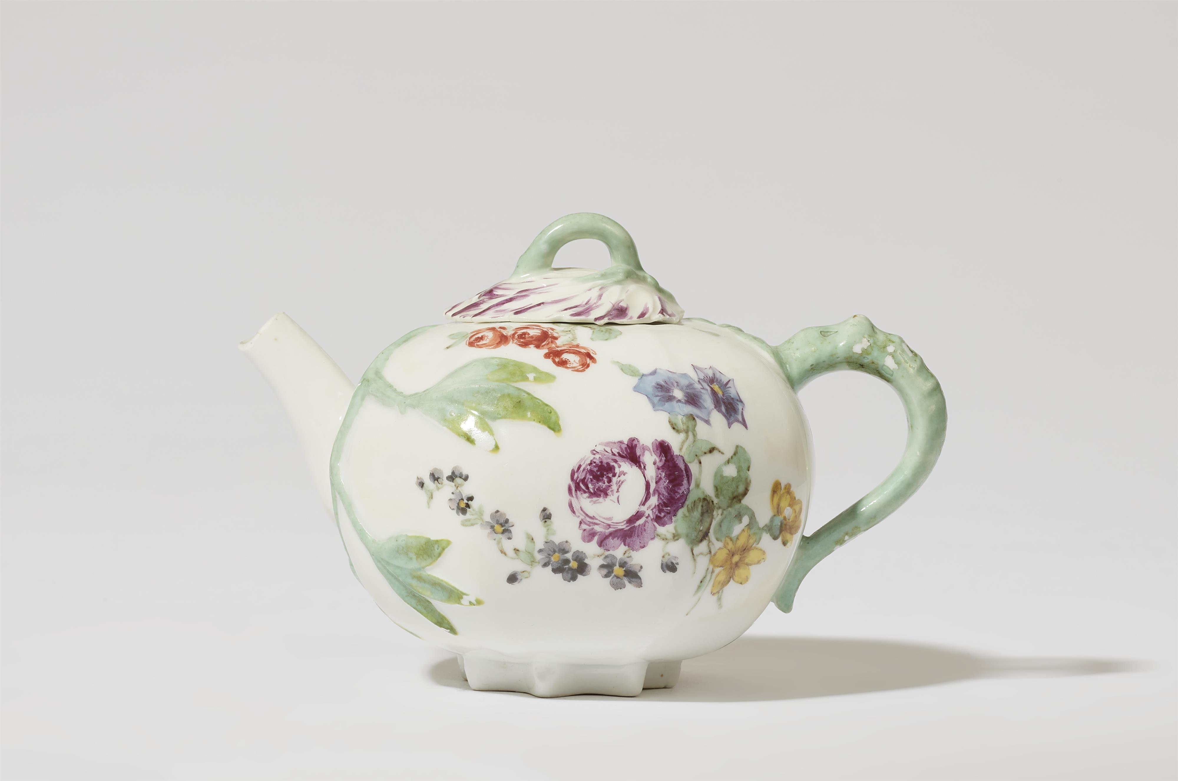Teekanne mit Blütenblattdeckel - image-1