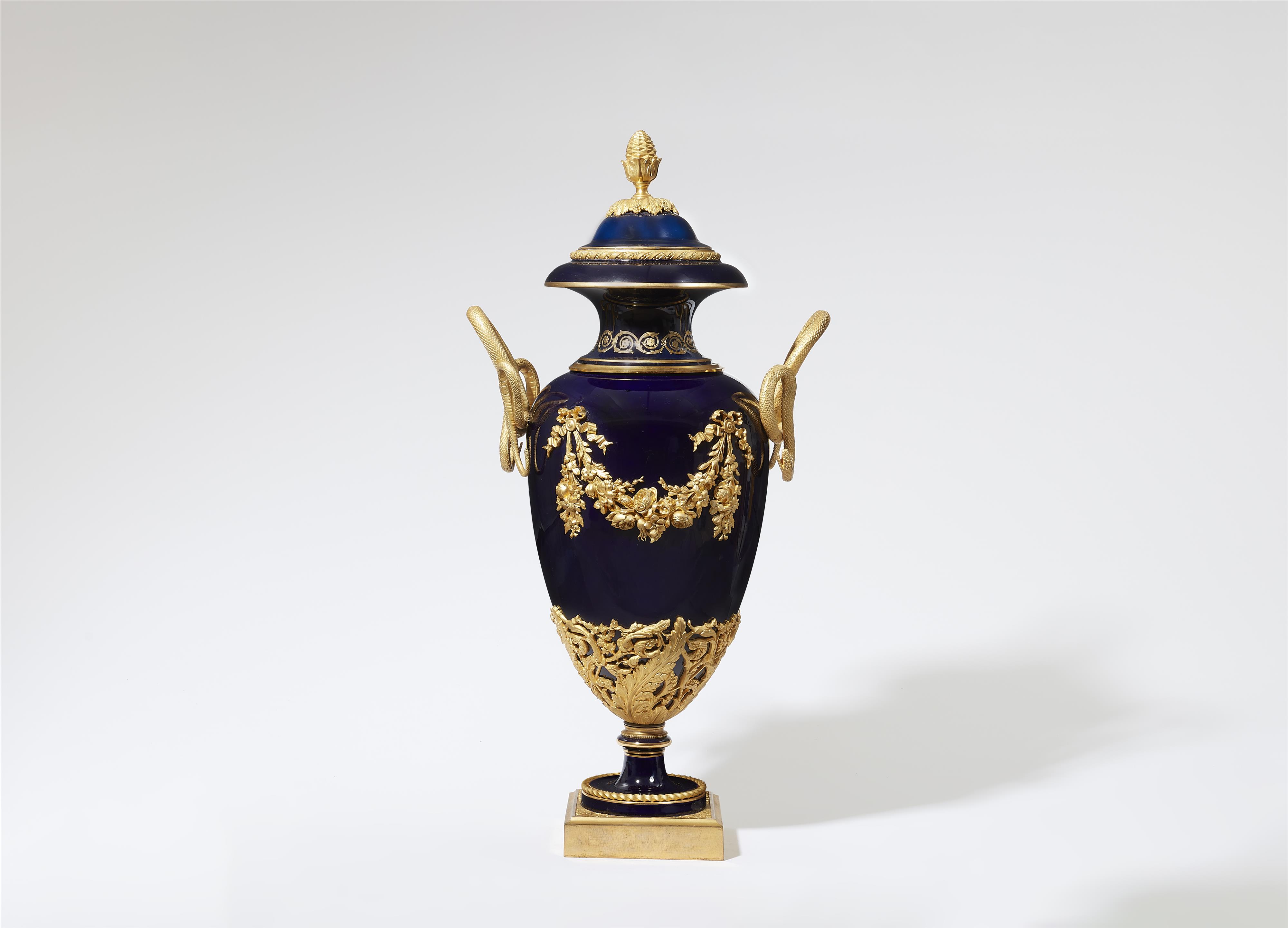 A magnificent heraldic porcelain vase in the manner of Sèvres - image-1