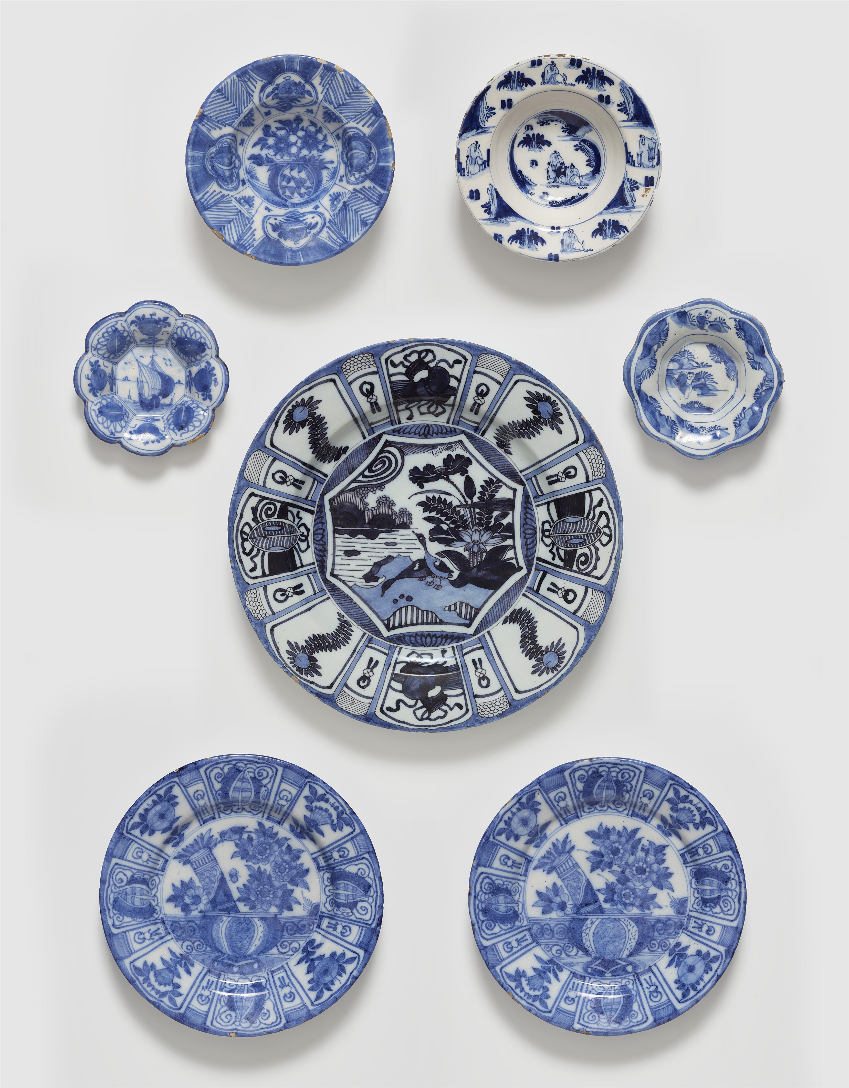 A pair of Delftware dishes with Wanli style decor - image-2