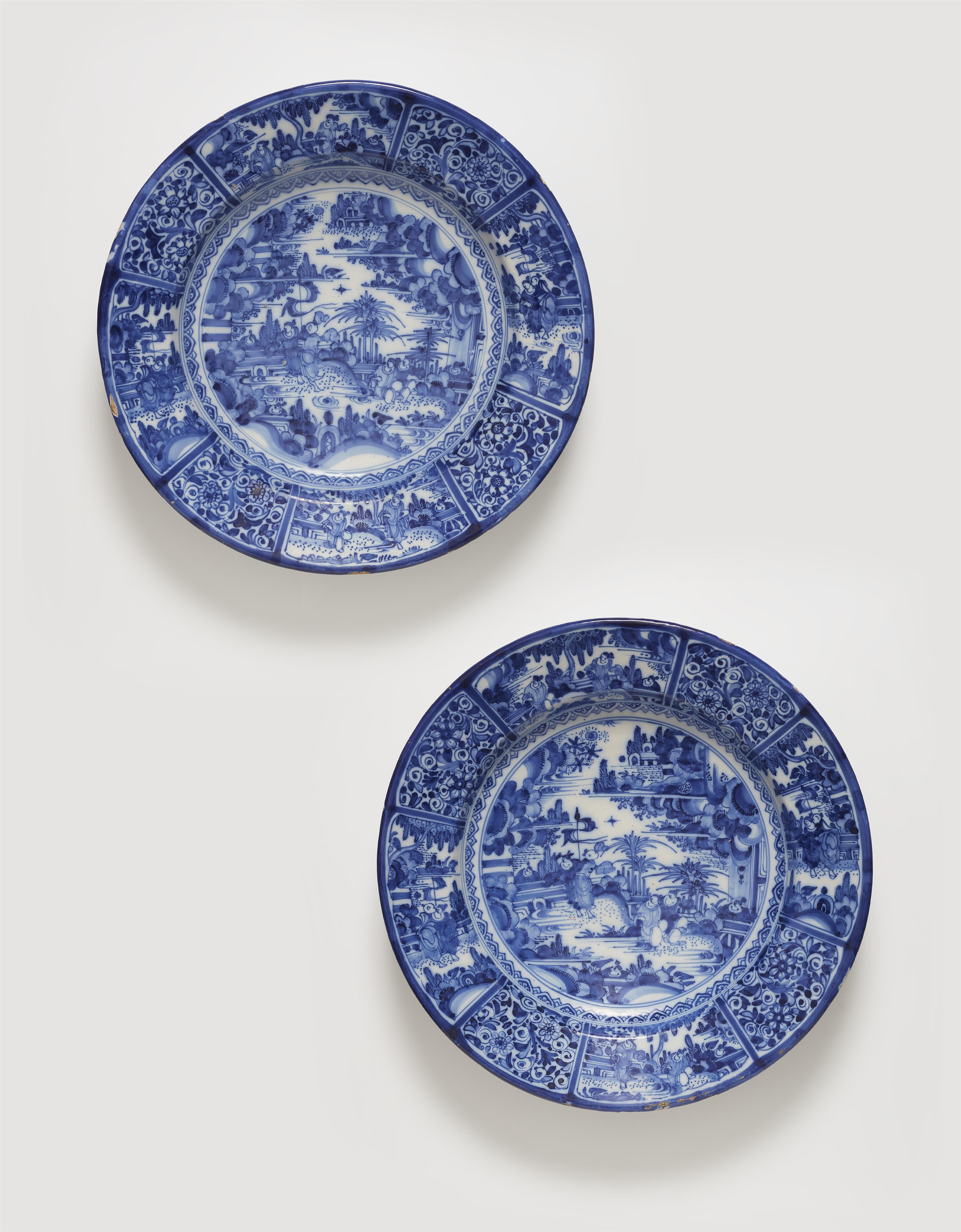 A pair of large Delftware dishes with Chinoiserie decor - image-1