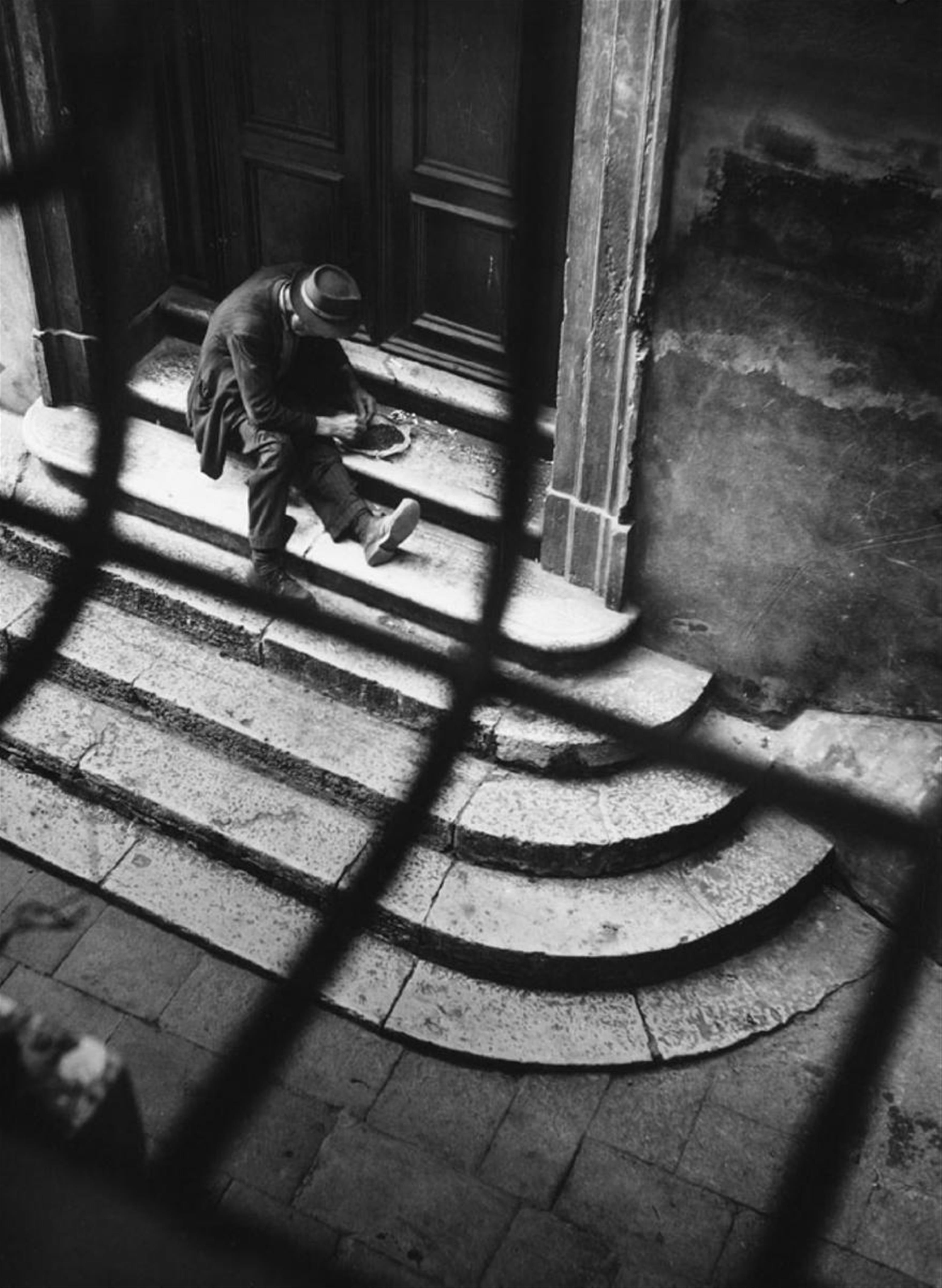 Ludwig Windstosser - Mann auf einer Treppe - image-1
