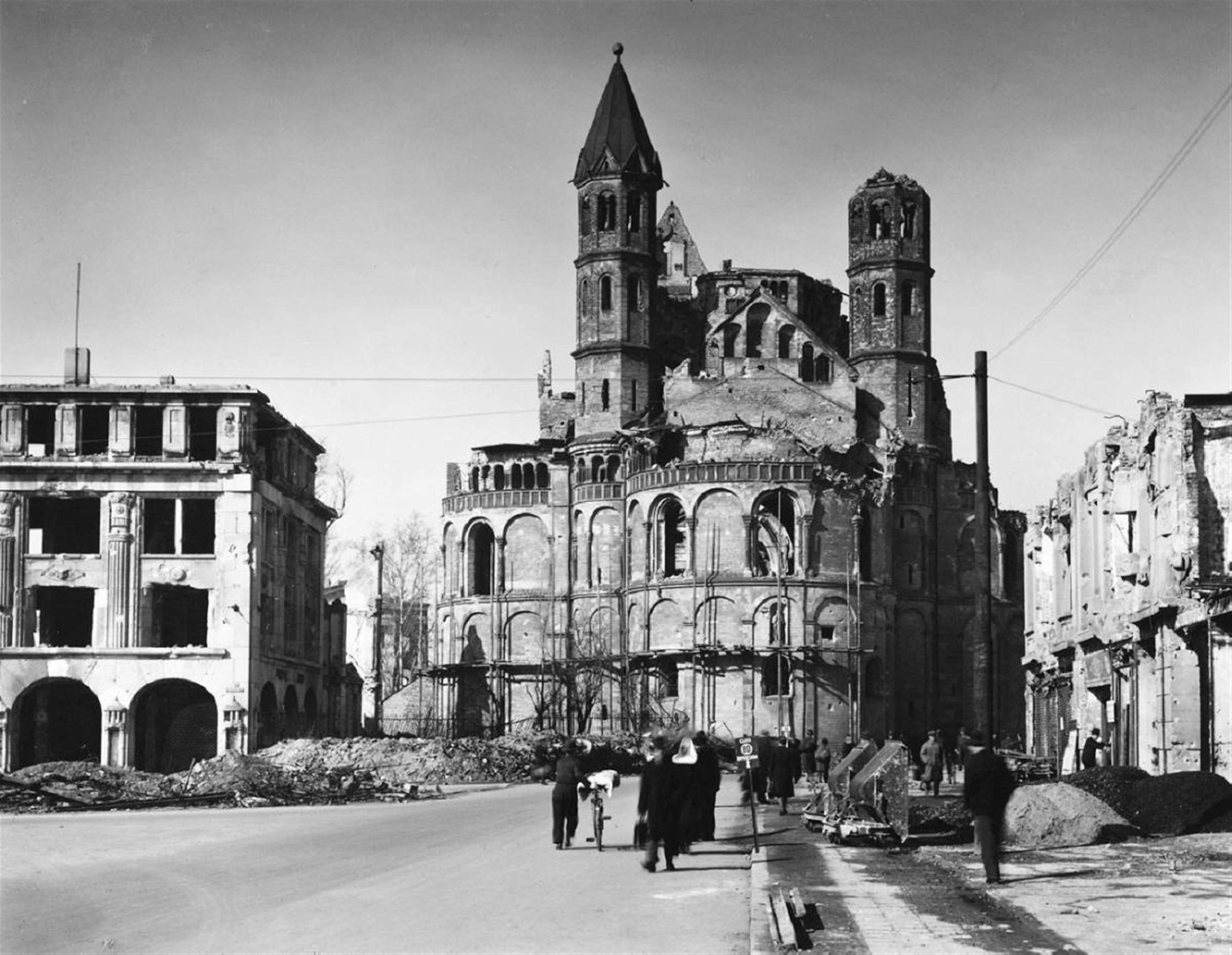 St. Aposteln, Köln. 1930er Jahre St. Aposteln, Köln. 1946 - image-1