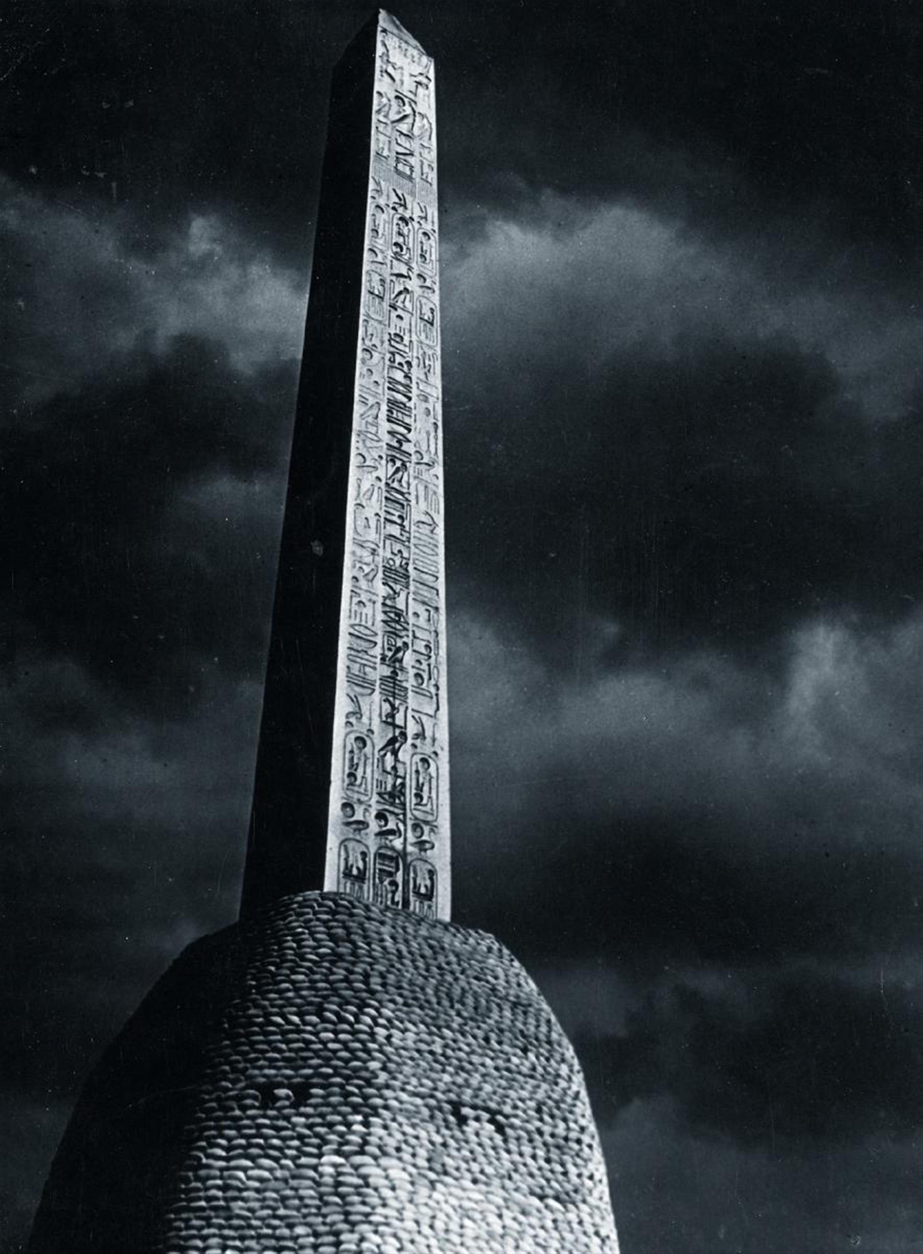 Brassaï (Gyula Halász) - L'Obelisque par claire de lune - image-1