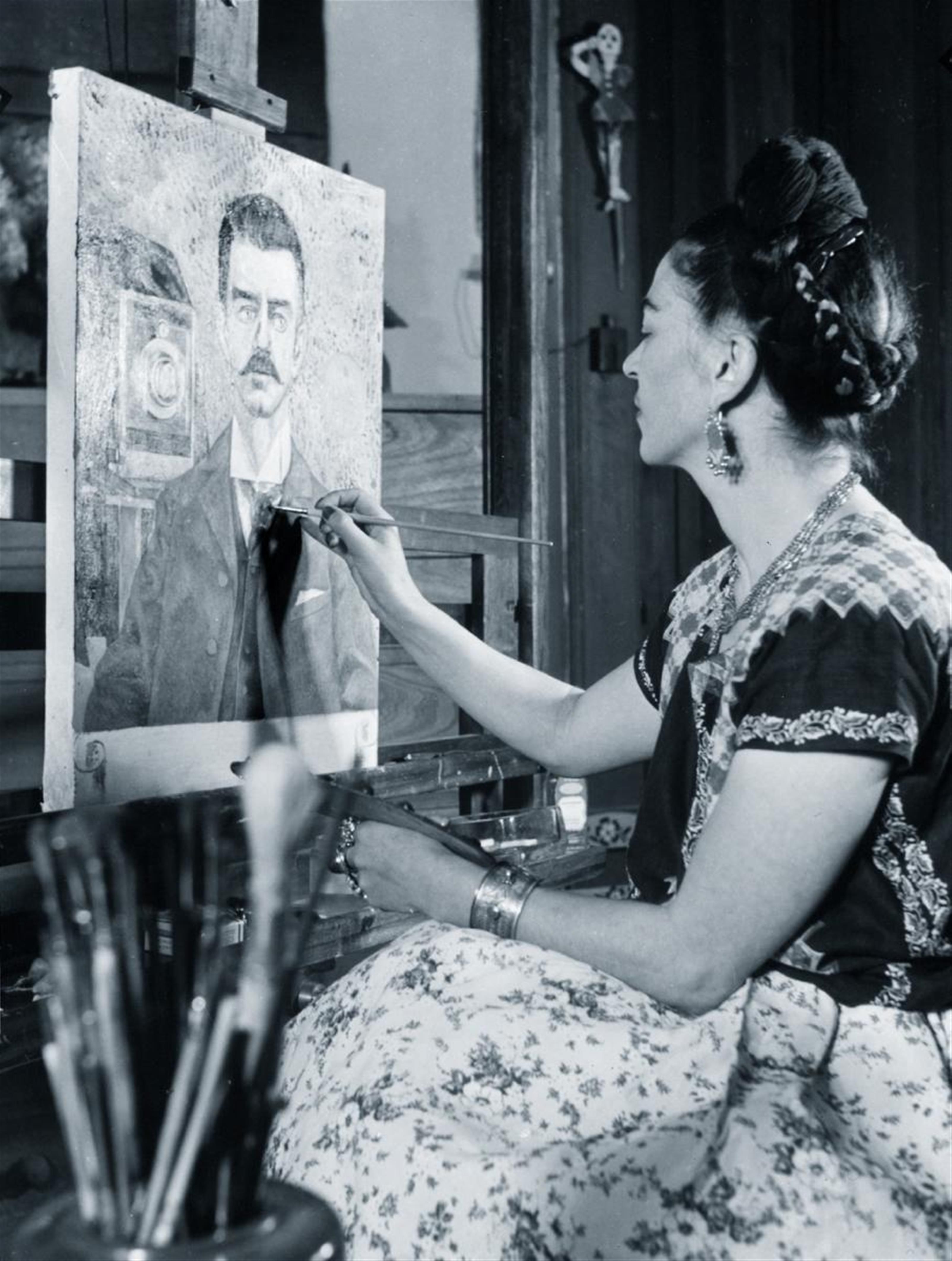 Gisèle Freund - Frida Kahlo malt das Portrait ihres Vaters - image-1