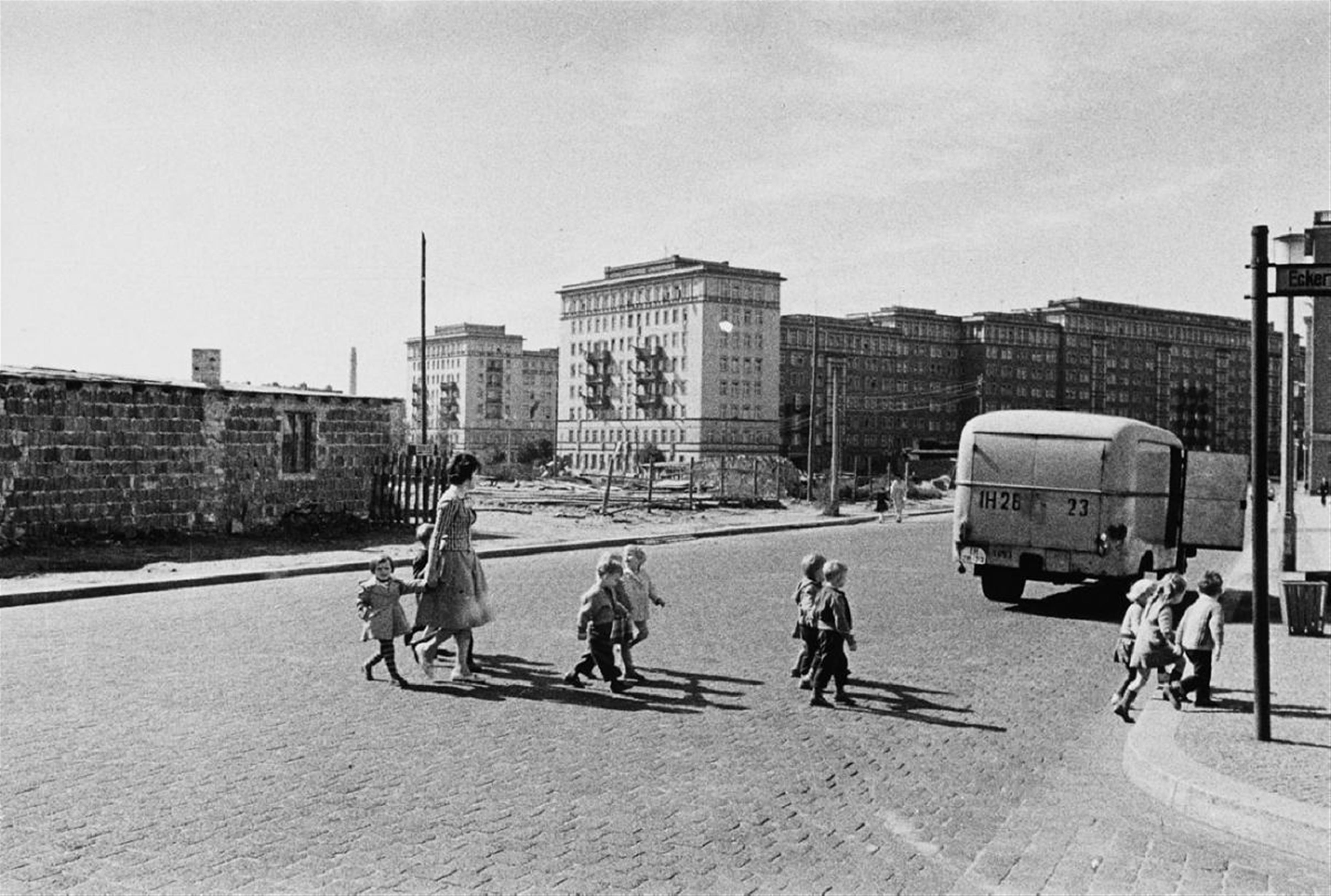 Arno Fischer - Ost-Berlin, im Hintergrund die Stalinallee - image-1