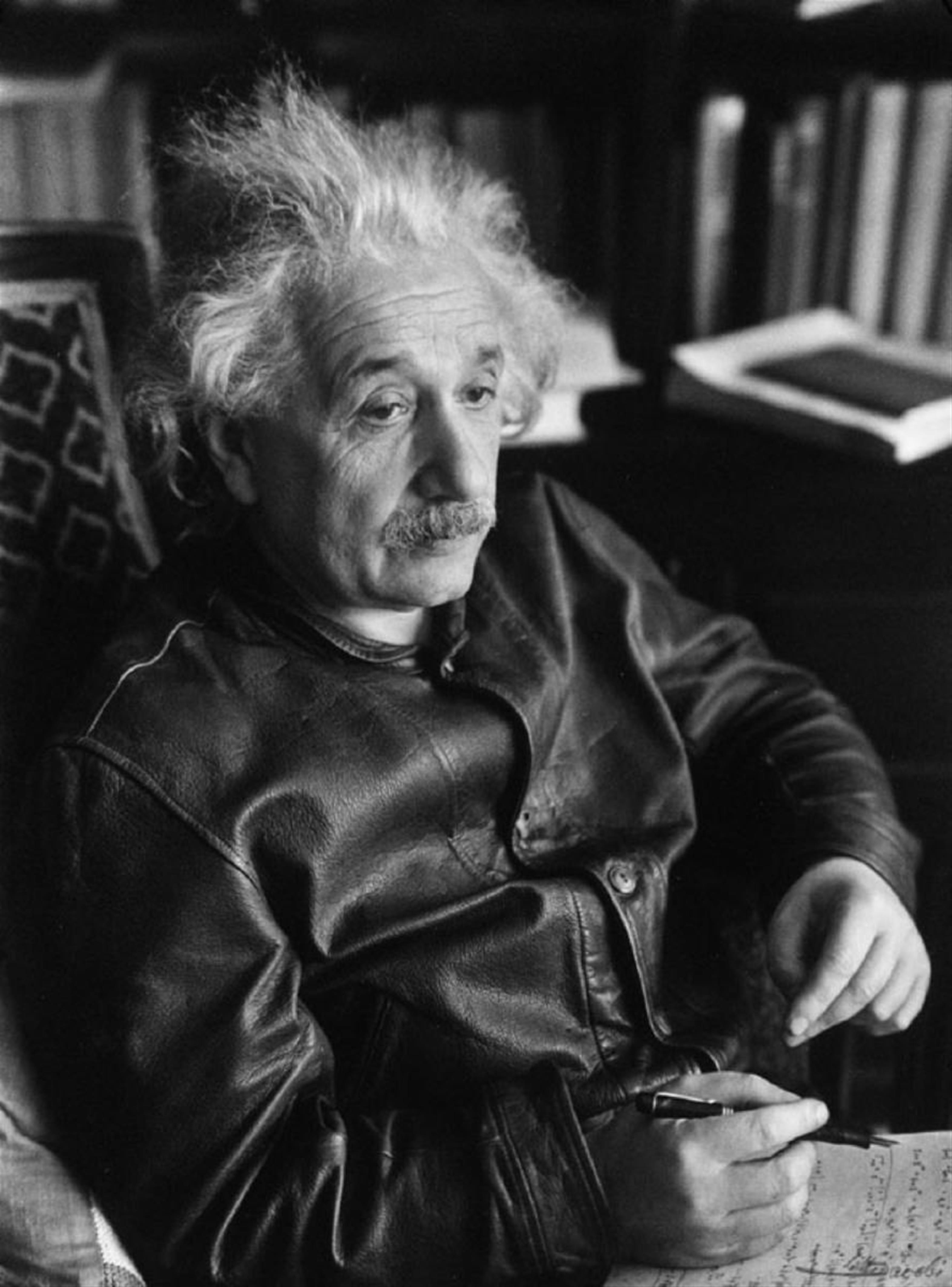 Lotte Jacobi - Albert Einstein in der Lederjacke - image-1