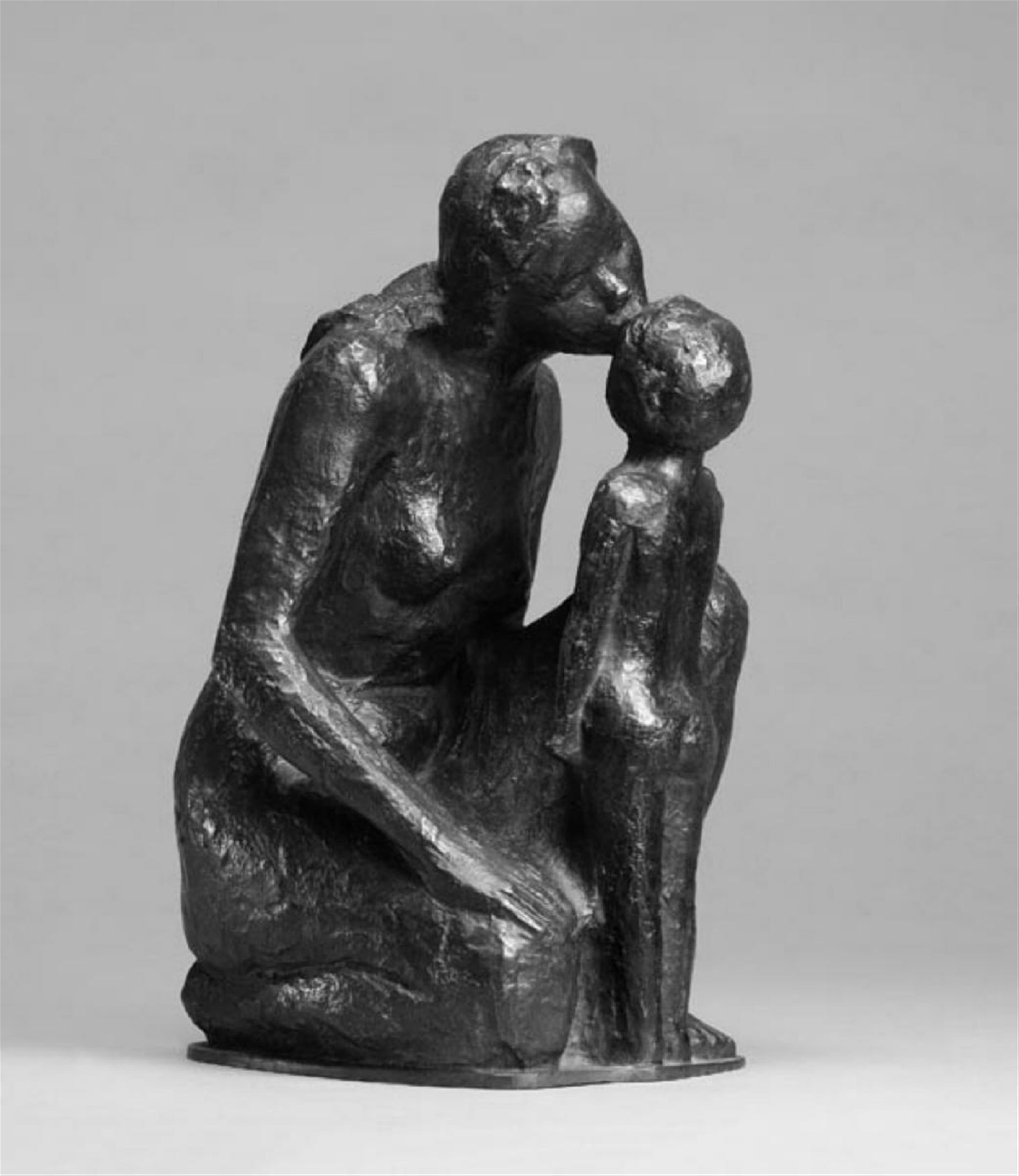 Bernhard Hoetger - Mutter, ihr Kind küssend - image-1