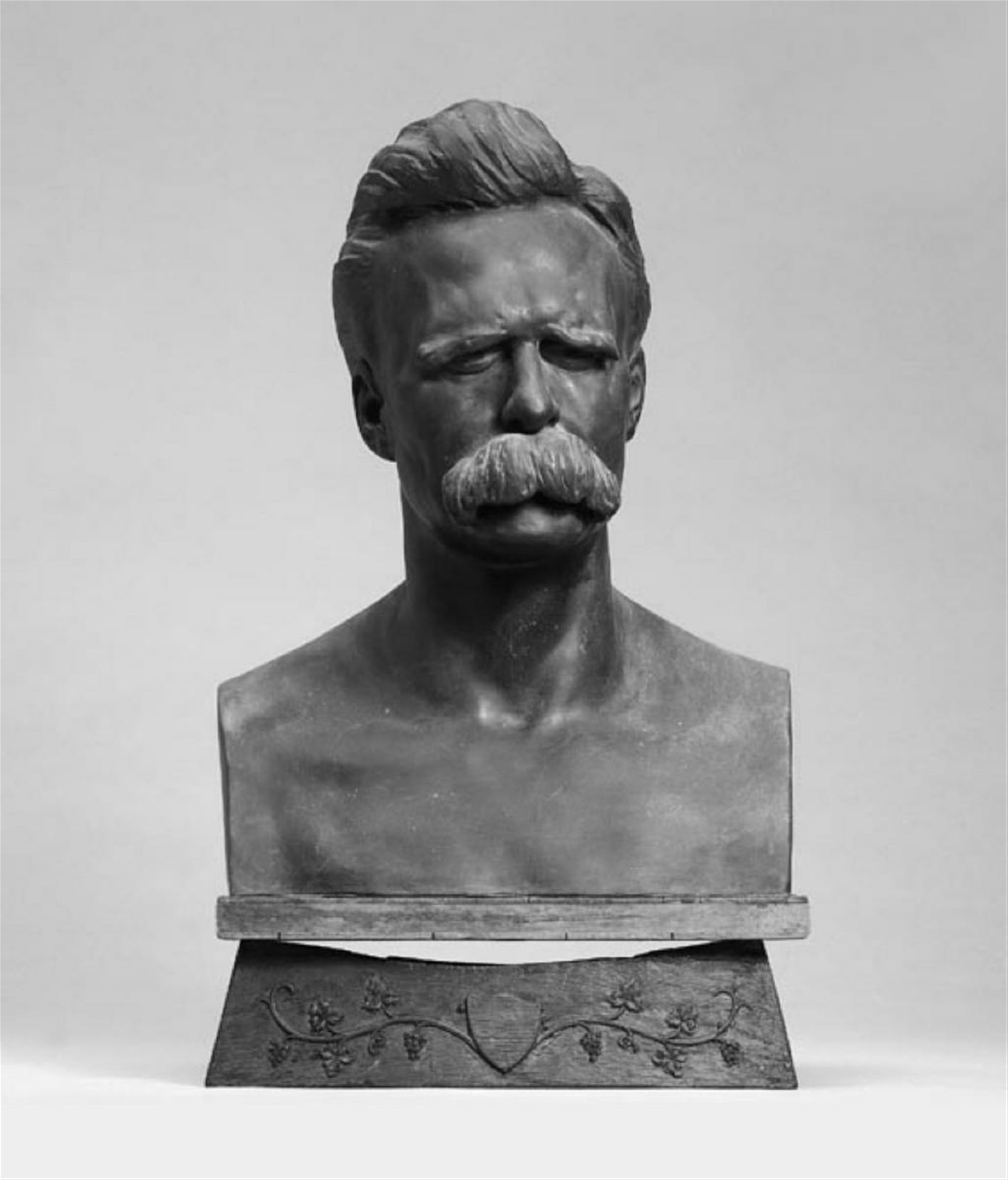 Max Klinger - Bildnis Friedrich Nietzsche - image-1