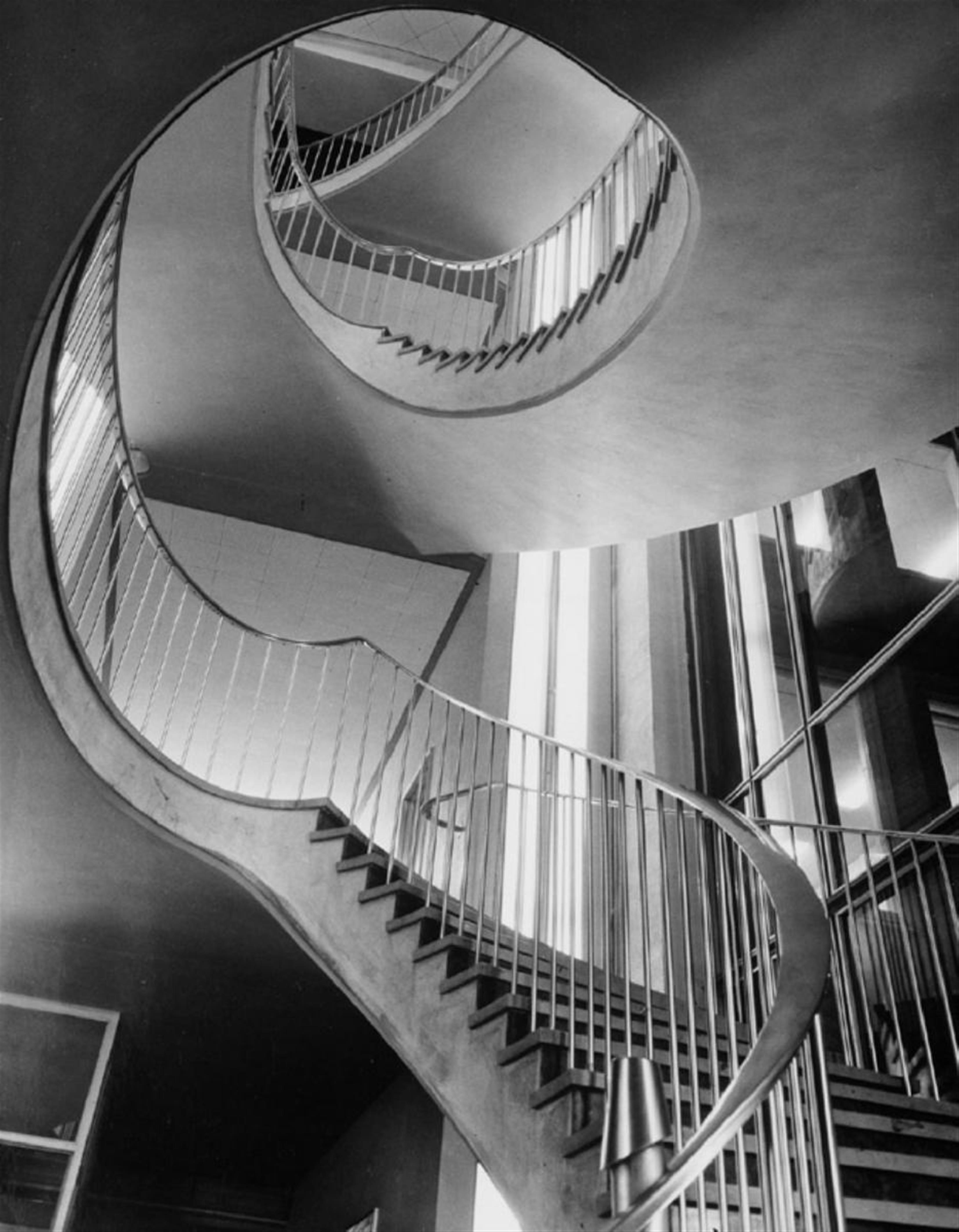 Ruth Hallensleben - Treppe eines modernen Industriegebäudes - image-1