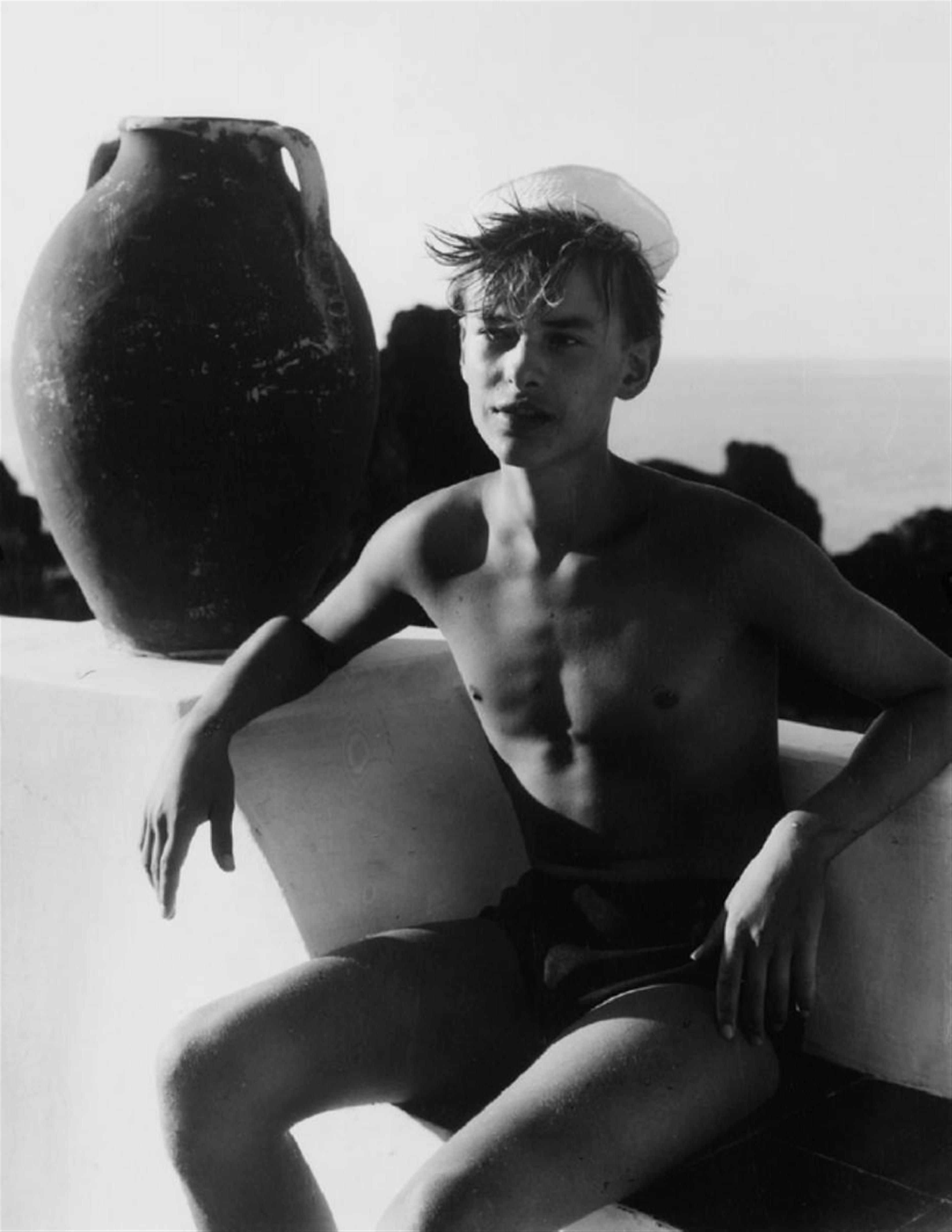 Konrad Helbig - Junger Mann mit Tonvase - image-1