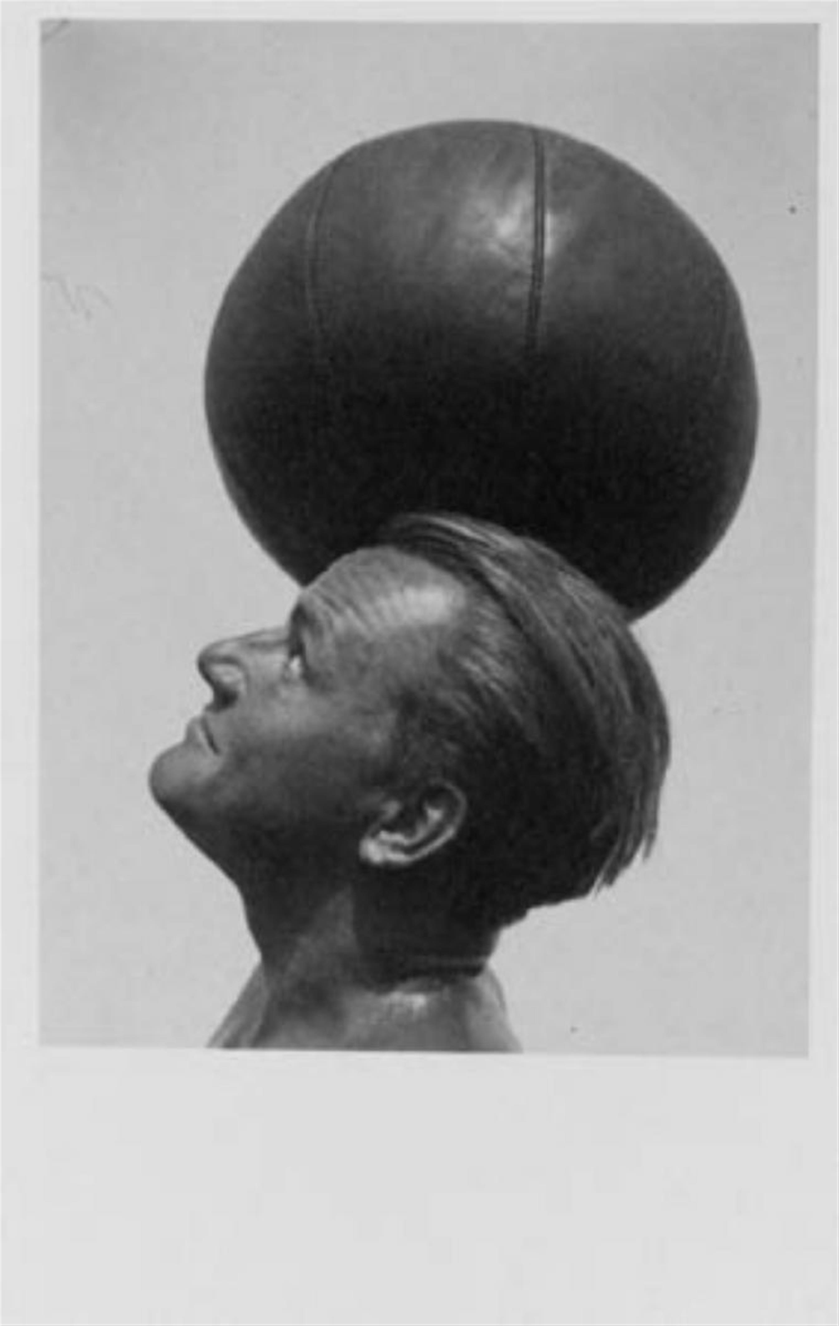 Siegfried Dietrich mit Ball - image-1