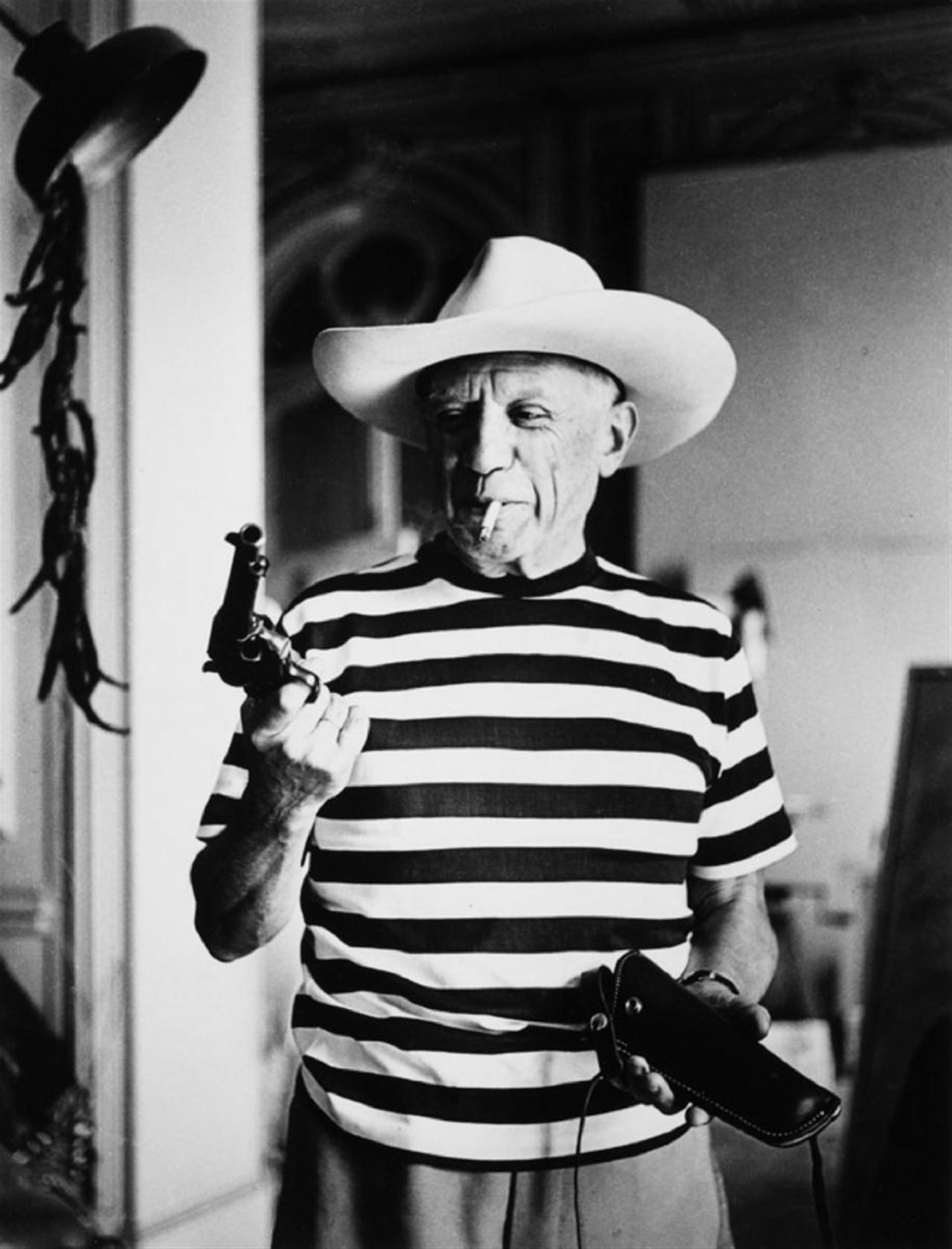 André Villers - Picasso avec le révolver et le chapeau offerts par Gary Cooper - image-1