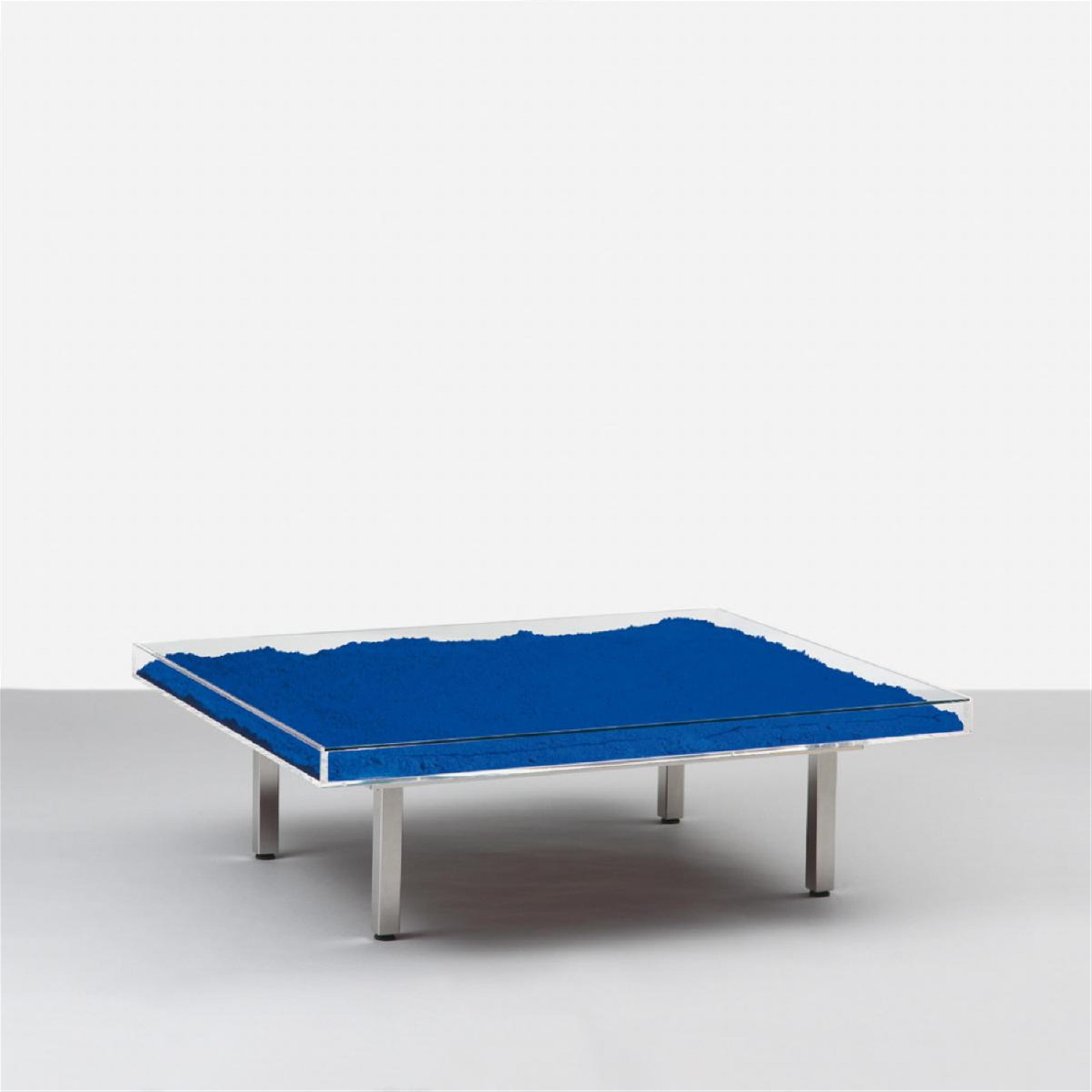 Yves Klein - Blauer Tisch - image-1