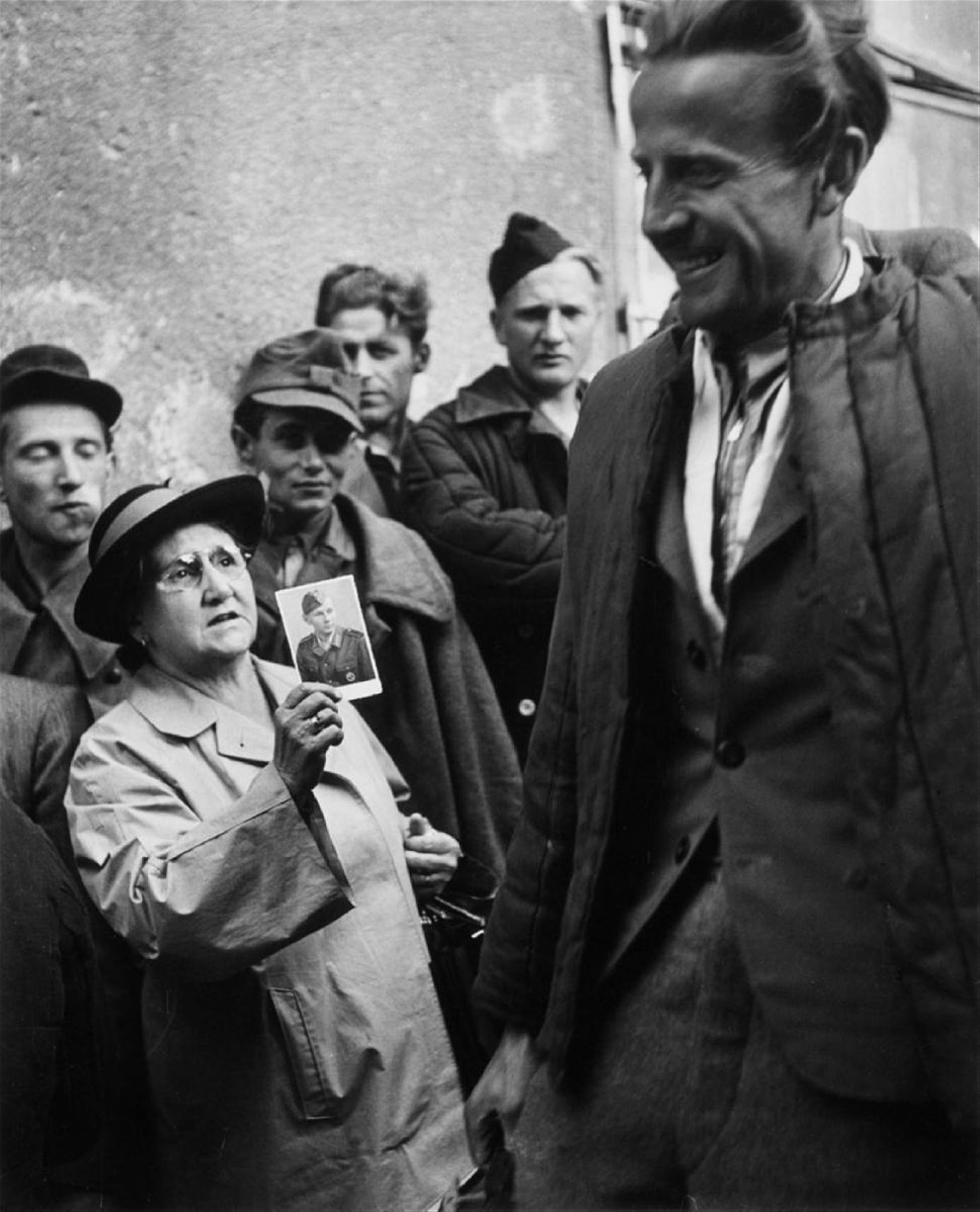 Ernst Haas - Eine Mutter sucht ihren Sohn (Homecoming Prisoners) - image-1