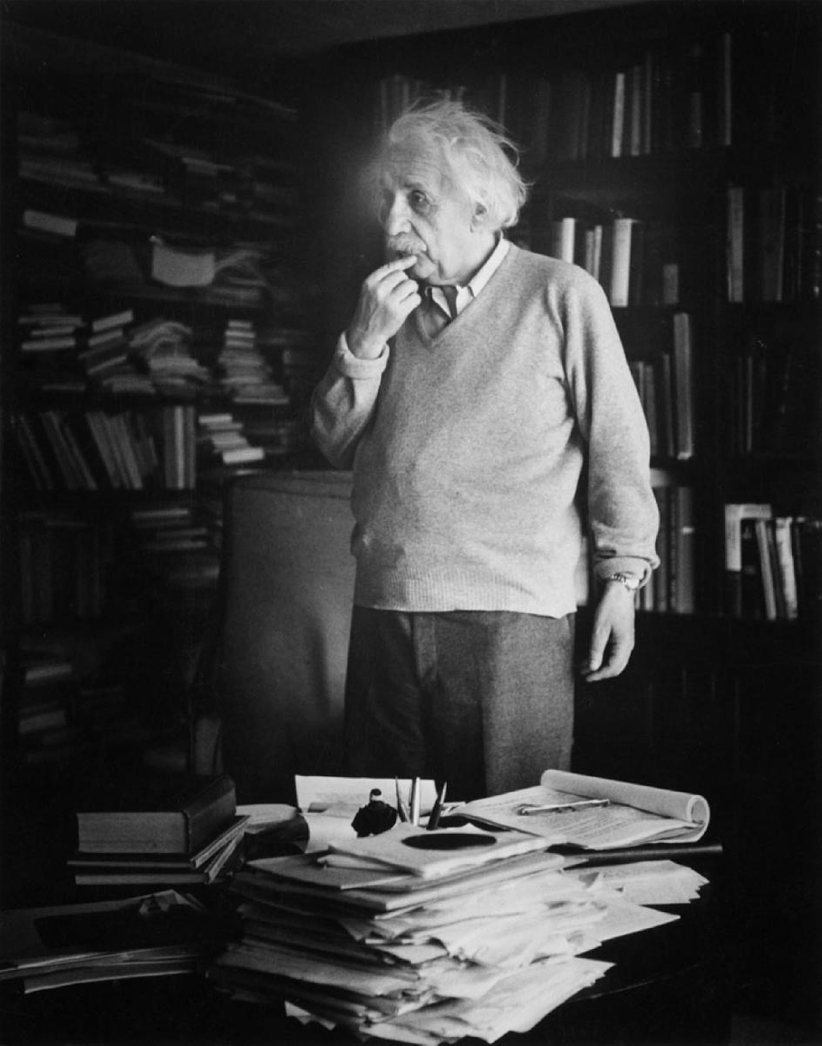 Ernst Haas - Albert Einstein in seinem Büro im Institut for Advanced Studies - image-1