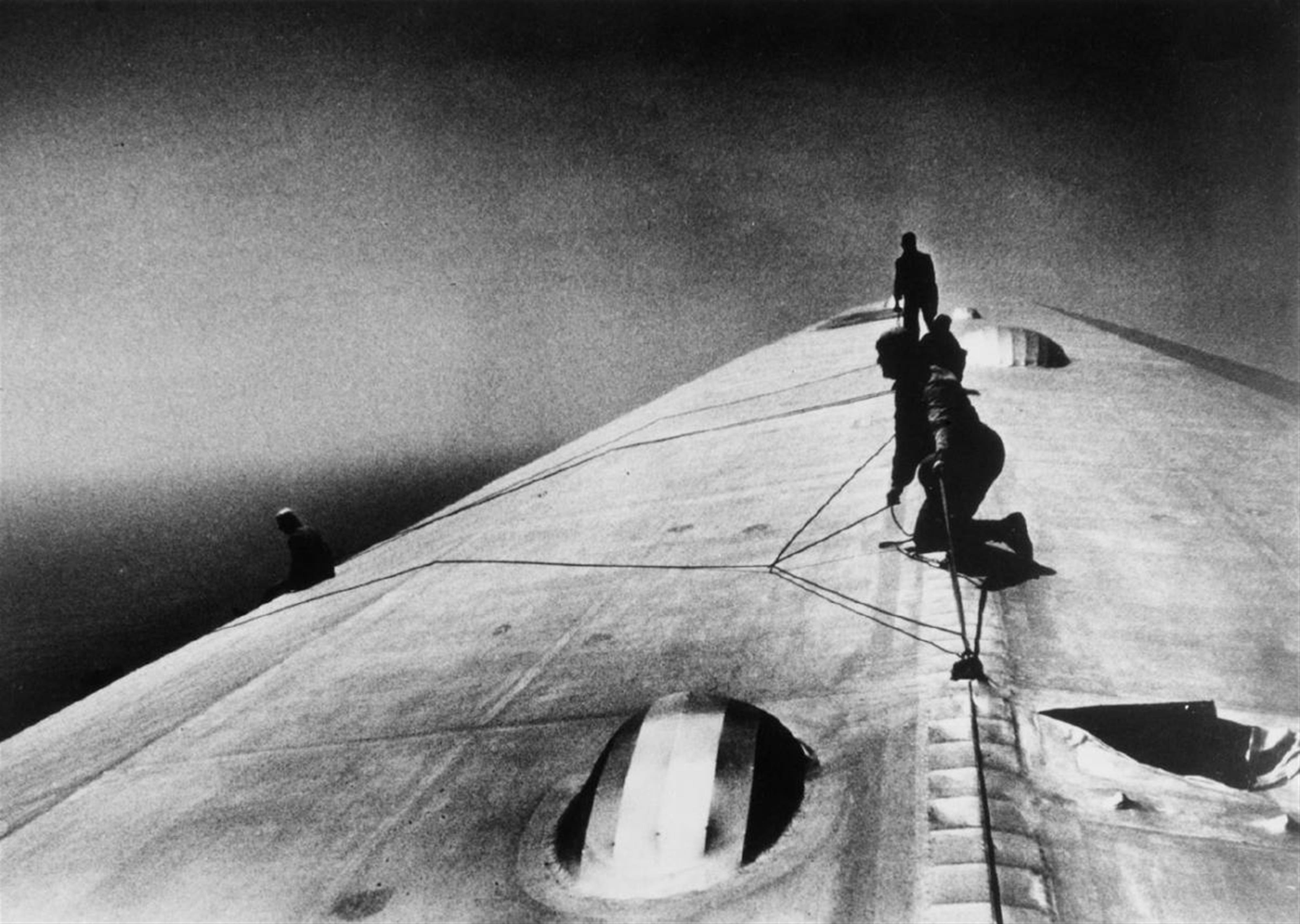 Alfred Eisenstaedt - Das Luftschiff Graf Zeppelin wird auf dem Flug nach Rio de Janeiro über dem Süd-Atlantik repariert - image-1