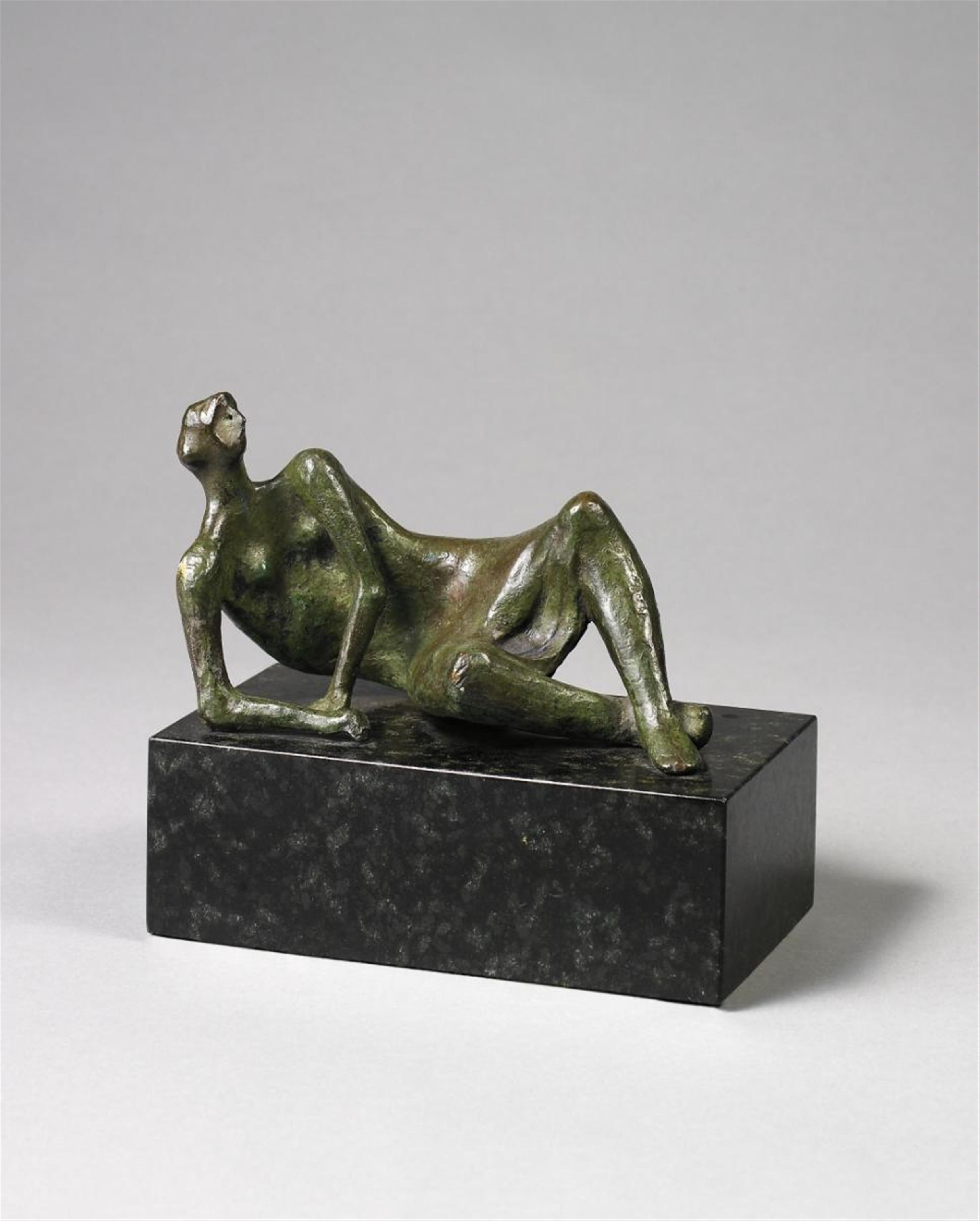 Henry Moore - Maquette for Reclining figure No. 4 - image-1