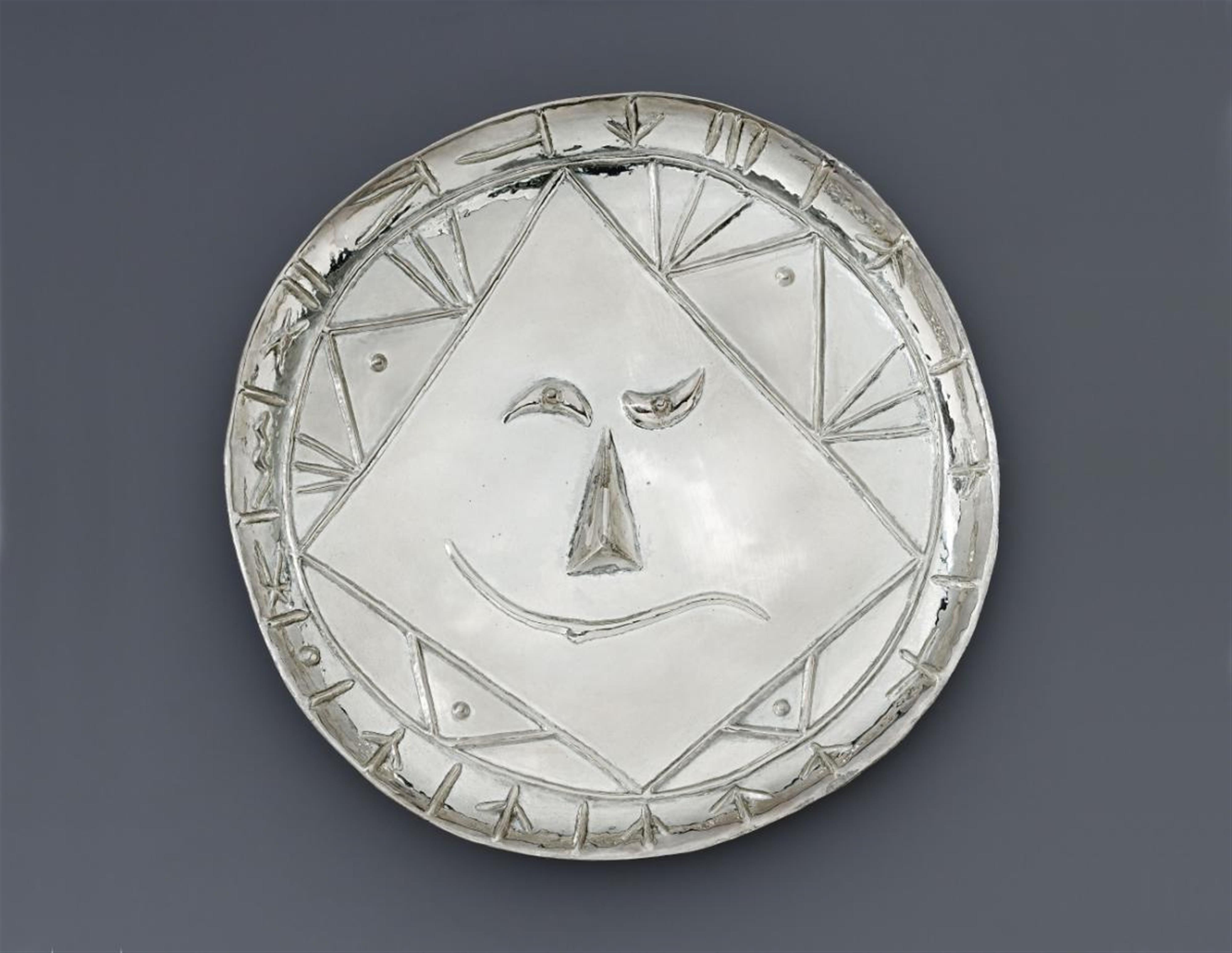 Pablo Picasso - Tête géométrique. Plate en argent - image-1