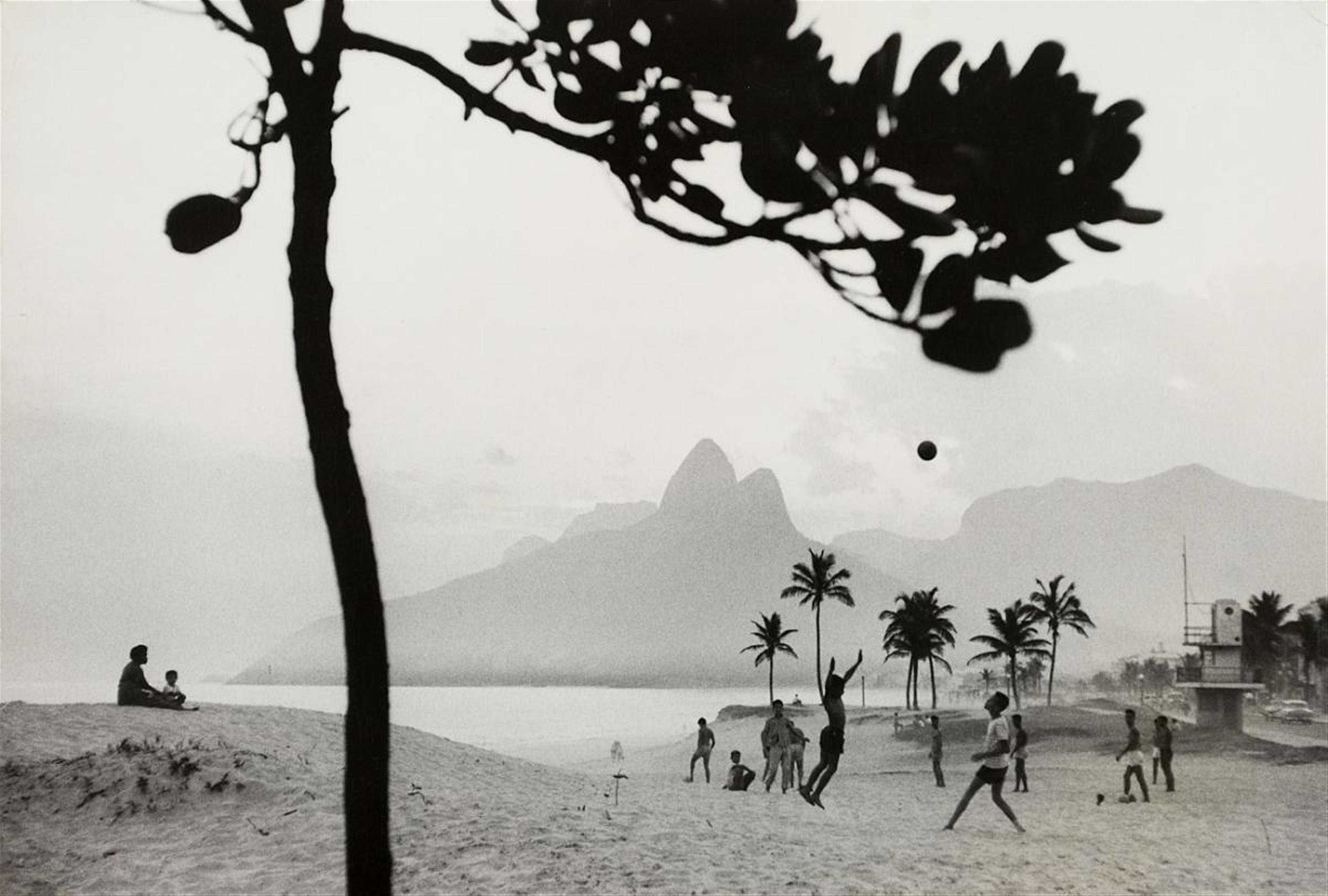 René Burri - FOOTBALL, RIO DE JANEIRO, IPANEMA BEACH - image-1