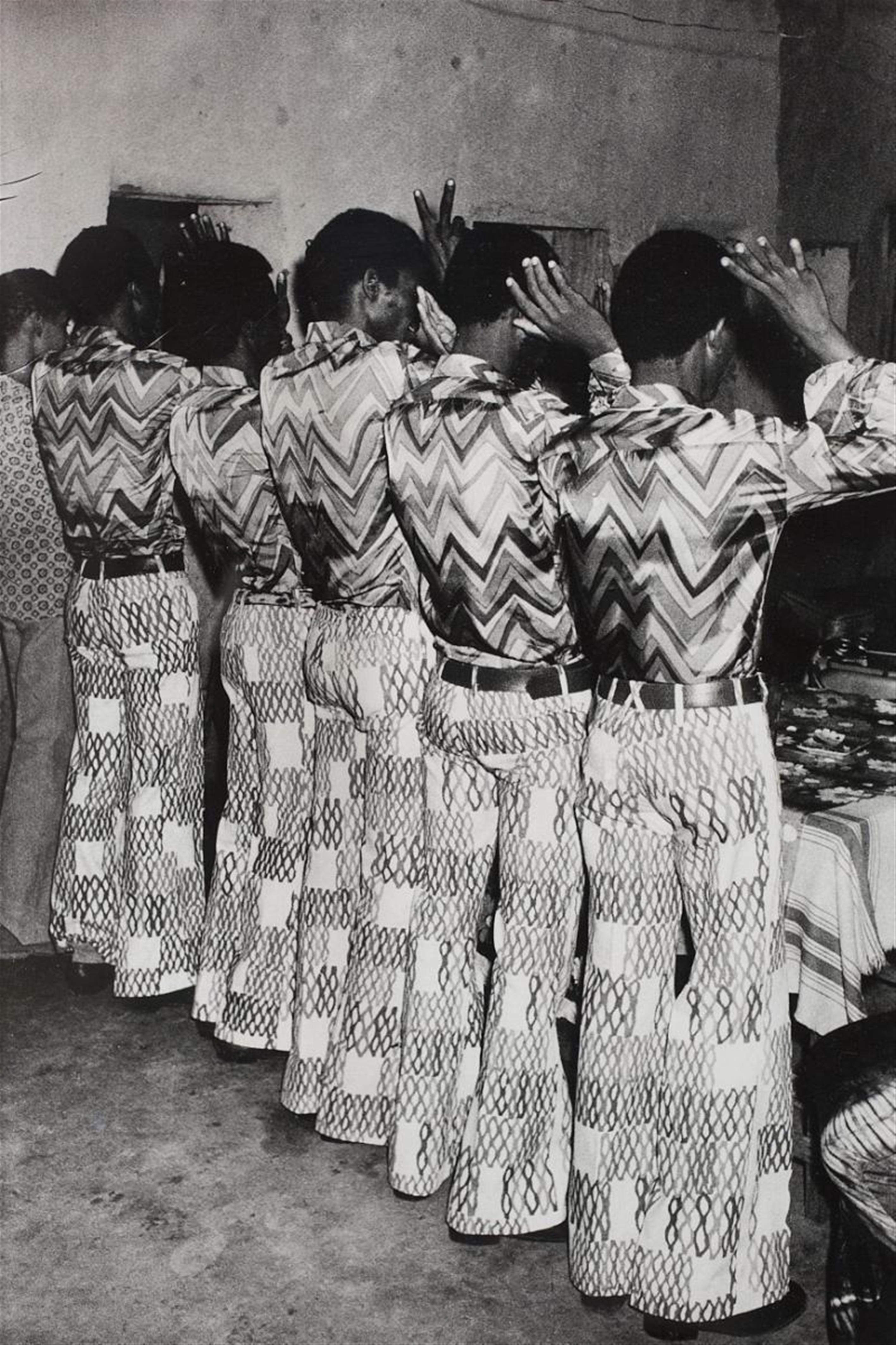 Malick Sidibé - LES TRÈS BONS AMIS DANS LA MÉME TENUE NUIT DU 3 JUIN 1972 - image-1