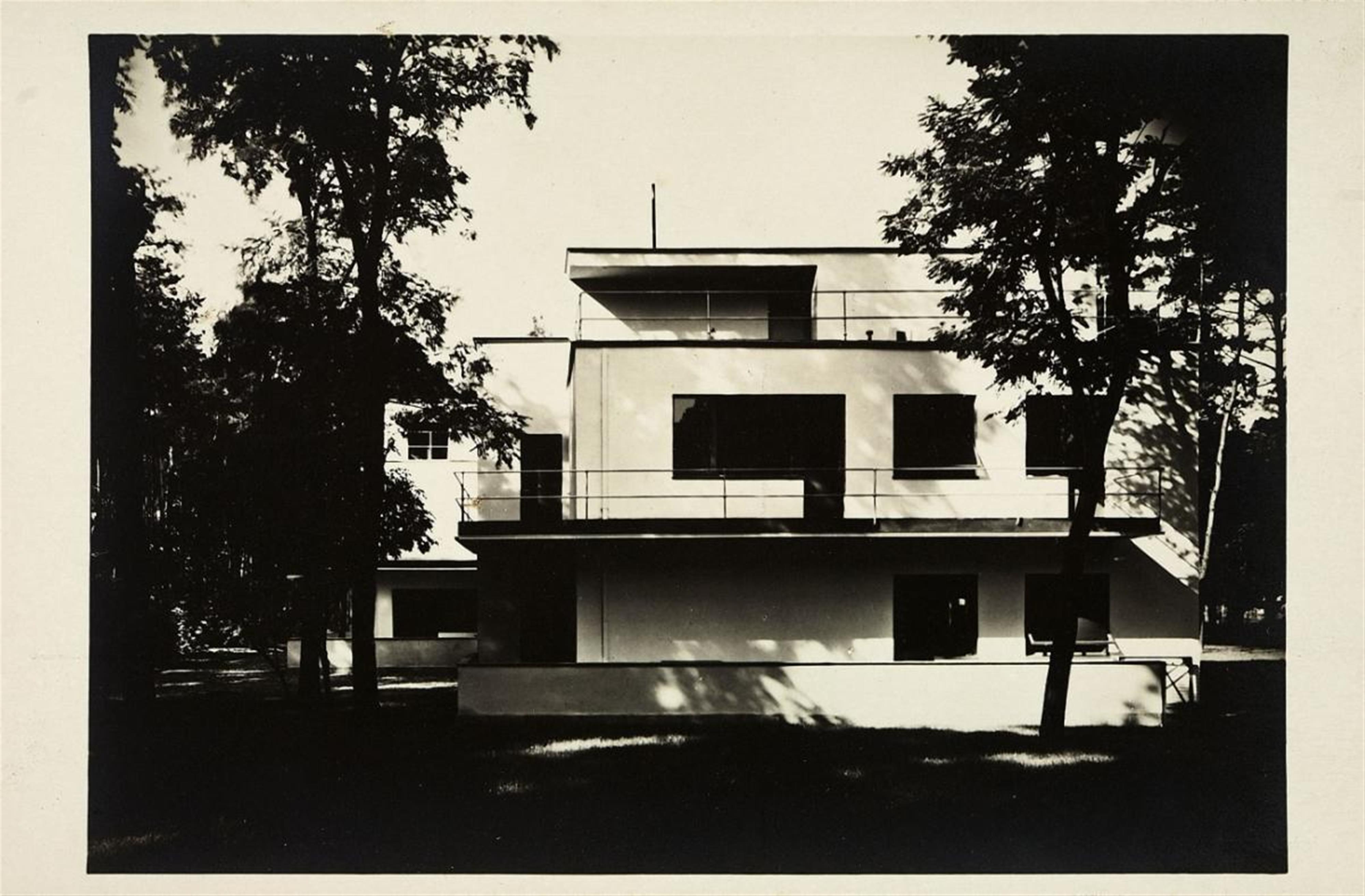 Lucia Moholy - HOUSE GROPIUS AND SEMI-DETACHED HOUSE IN THE MEISTERHAUS SETTLEMENT DESSAU - image-1