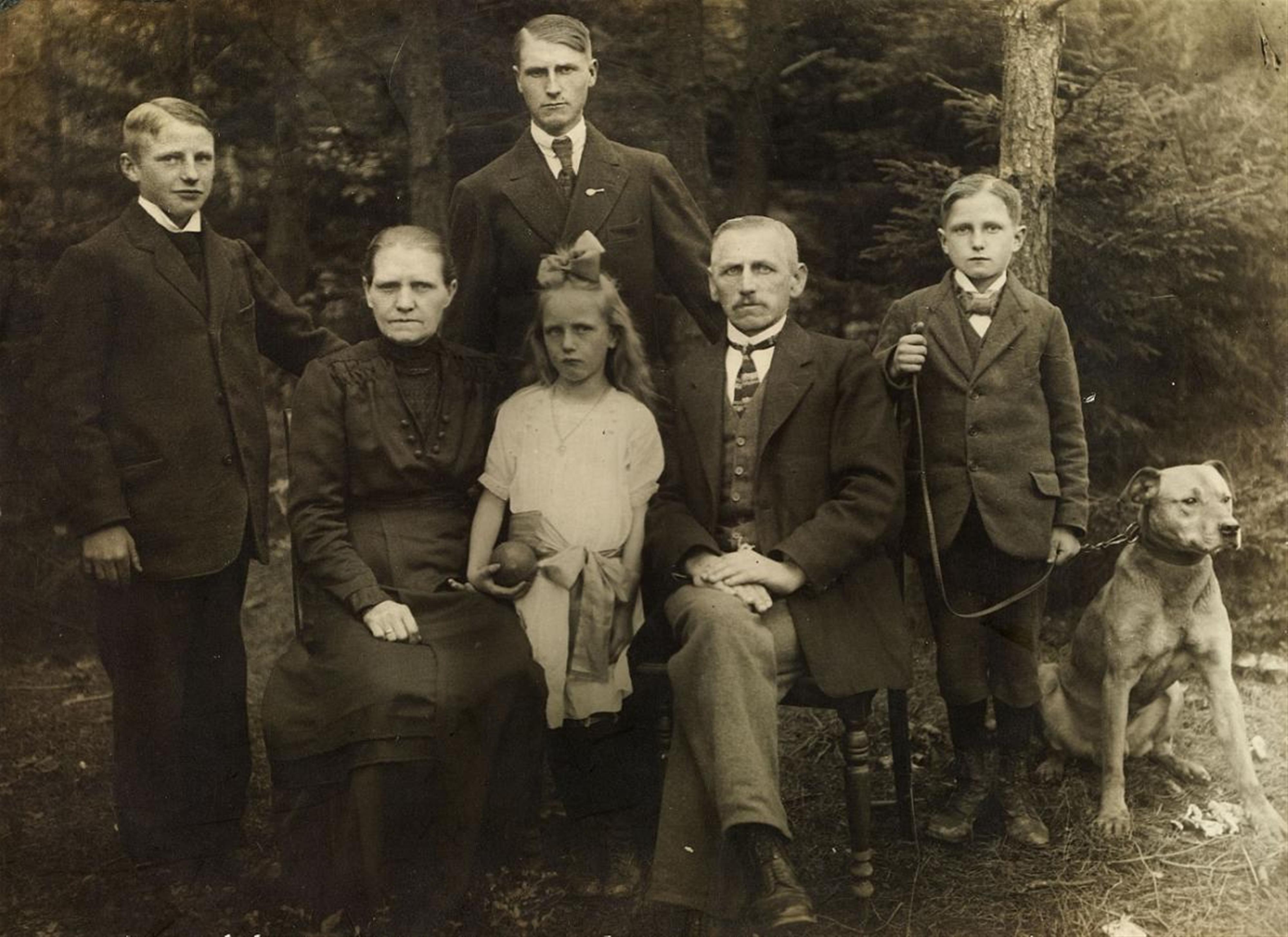 August Sander - FAMILIE HERING AUS LAUTZERT - image-1