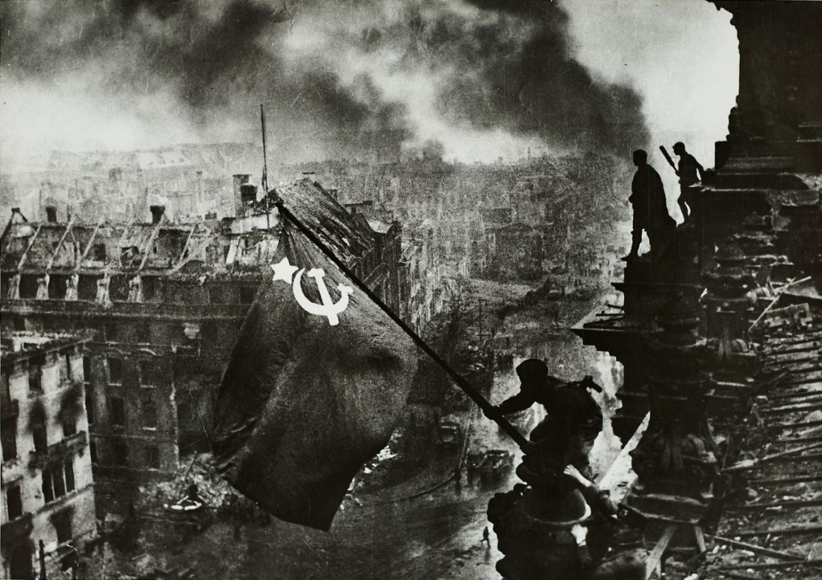 Jewgeni Chaldej - ON TOP OF REICHSTAG BUILDING, 2. MAY 1945 - image-1