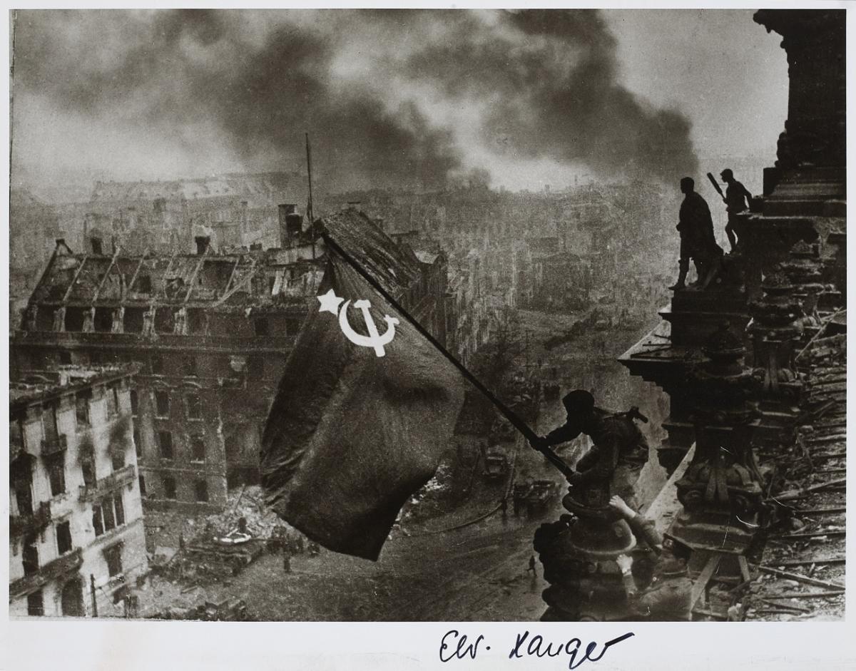 Jewgeni Chaldej - On top of Berlin Reichstag, 2. may 1945 - image-2