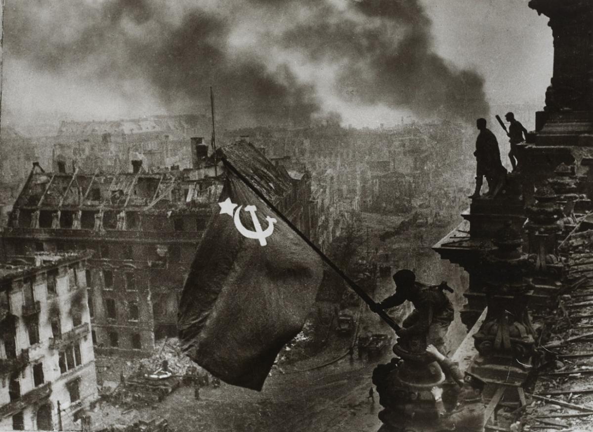 Jewgeni Chaldej - Auf dem Berliner Reichstag, Berlin, 2. Mai 1945 - image-1