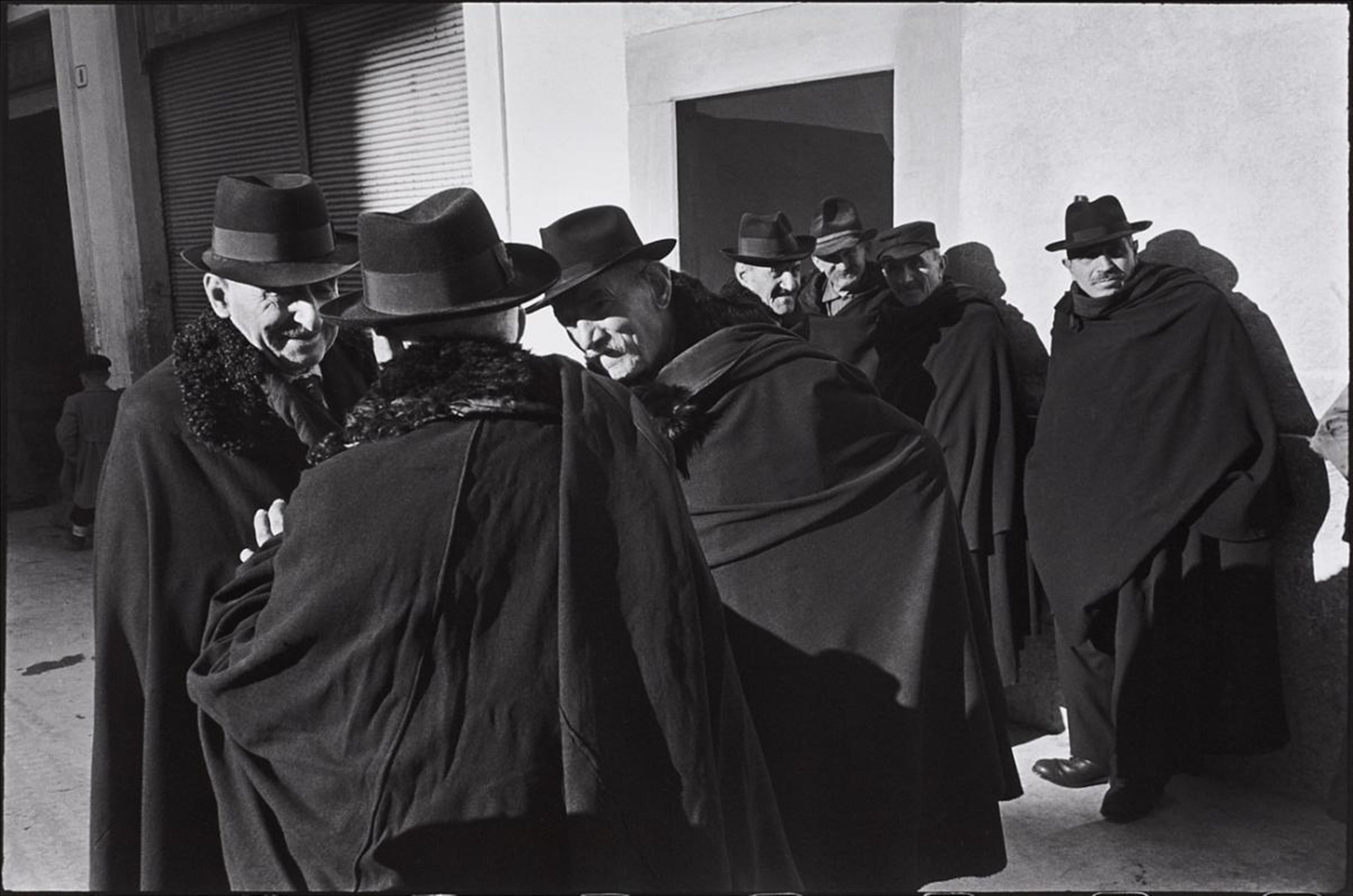 Henri Cartier-Bresson - Scanno, Abruzzes, Italie - image-1
