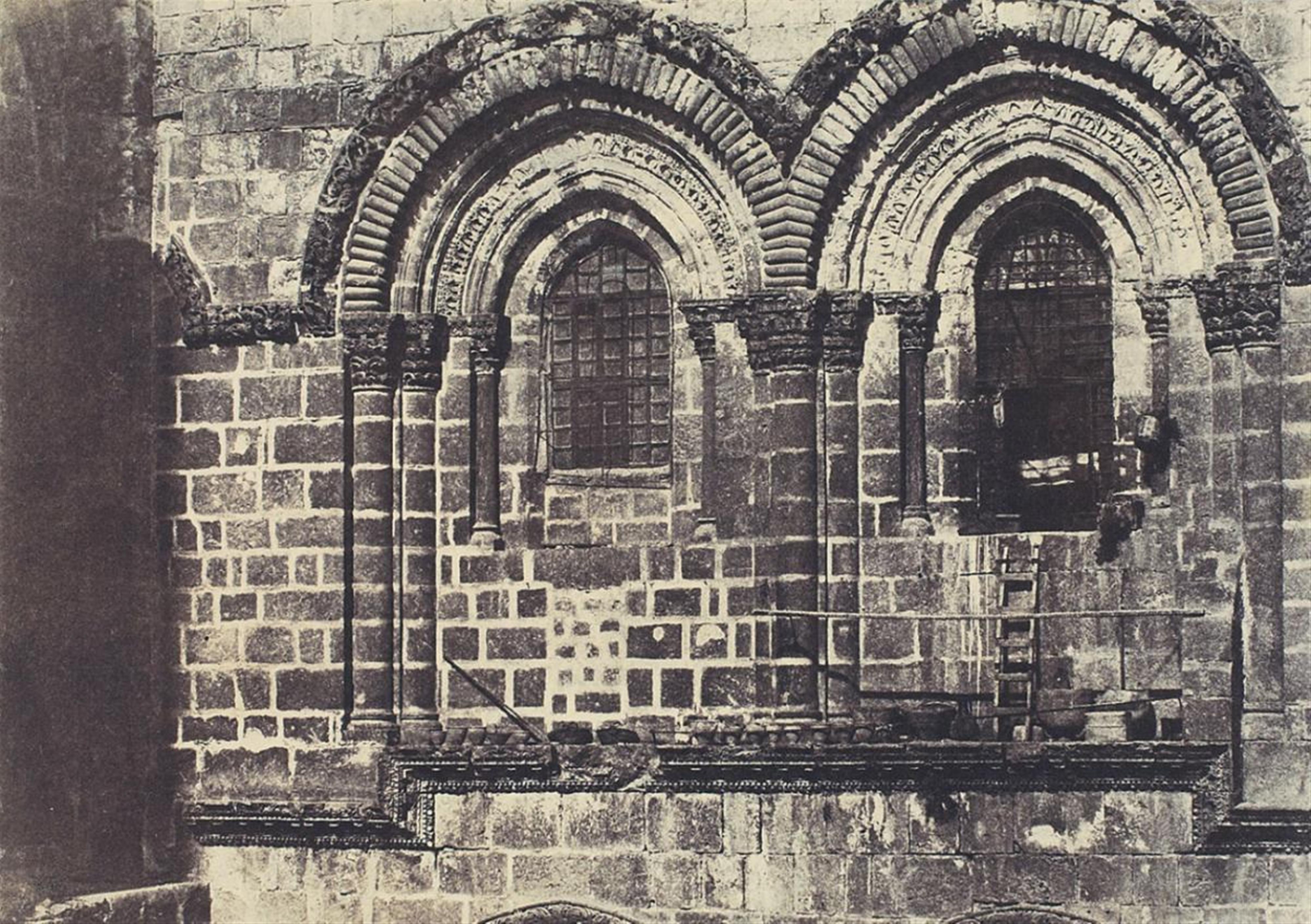 Auguste Salzmann - Jérusalem, Saint Sépulcre, Partie supérieure de la facade - image-1
