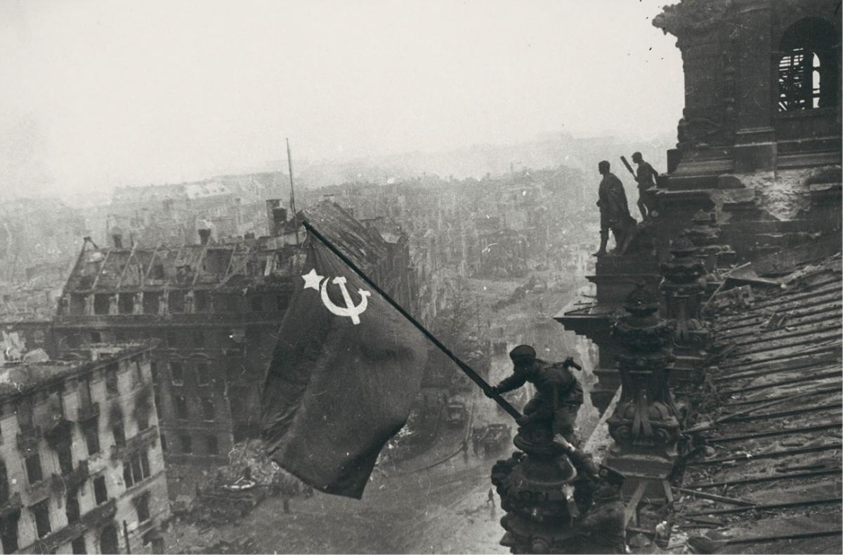Jewgeni Chaldej - On top of Reichstag building, Berlin, 2 May 1945 - image-1