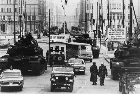 Will McBride - Amerikanische und russische Panzer stehen sich gegenüber, Friedrichstraße (American tanks facing russian tanks, Friedrichstraße).