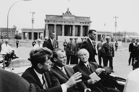 Will McBride - John F. Kennedy, Willy Brandt, Konrad Adenauer vorm Brandenburger Tor, Berlin (John F. Kennedy, Willy Brandt, Konrad Adenauer in front of Brandenburg Gate, Berlin).