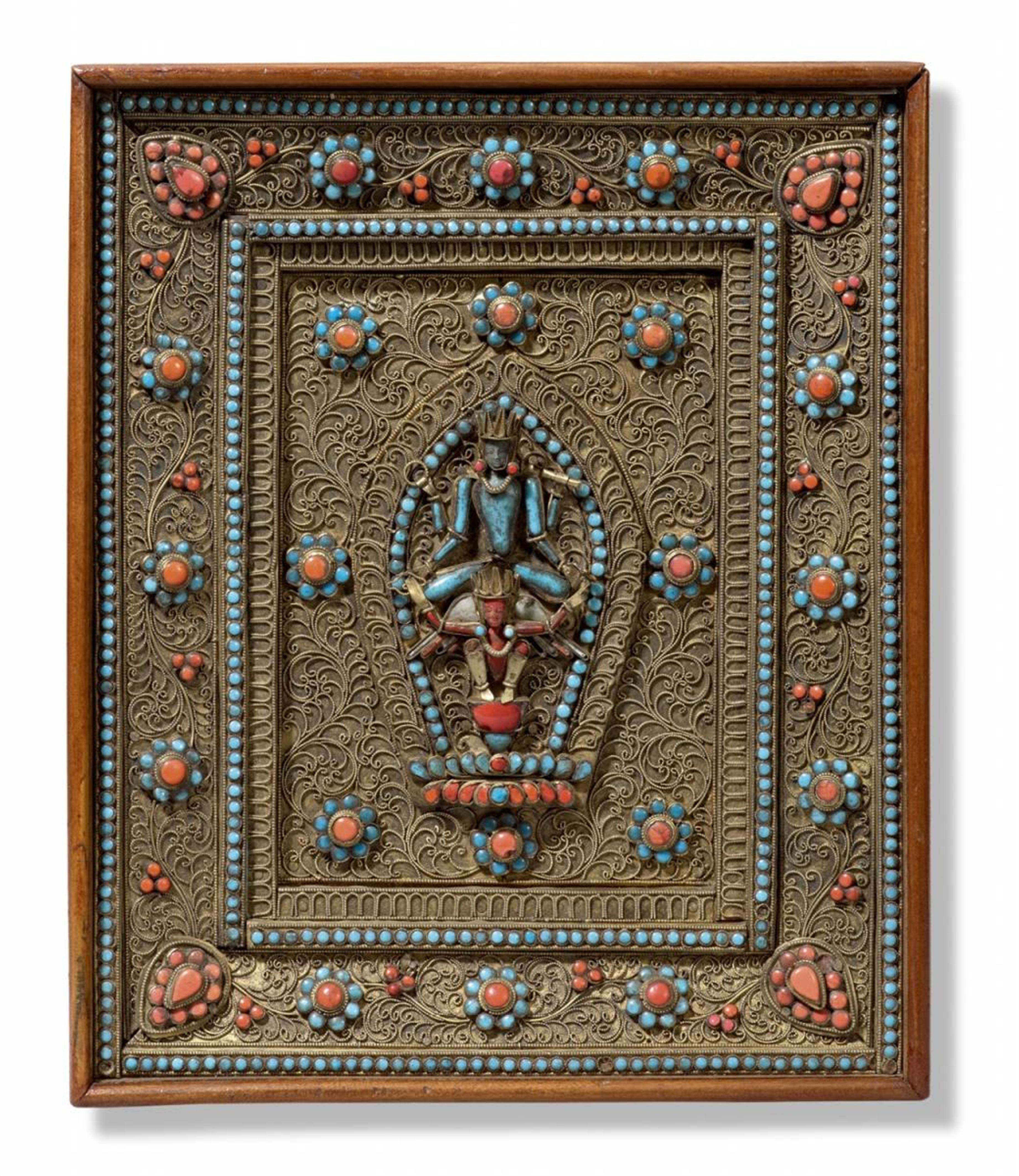 Paneel mit der Darstellung des Garudasana Vishnu. Messing-Filigran. Steinbesatz. Nepal - image-1