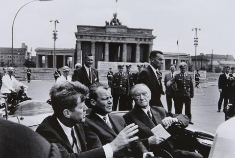 Will McBride - John F. Kennedy, Willy Brandt, Konrad Adenauer vor dem Brandenburger Tor, Berlin