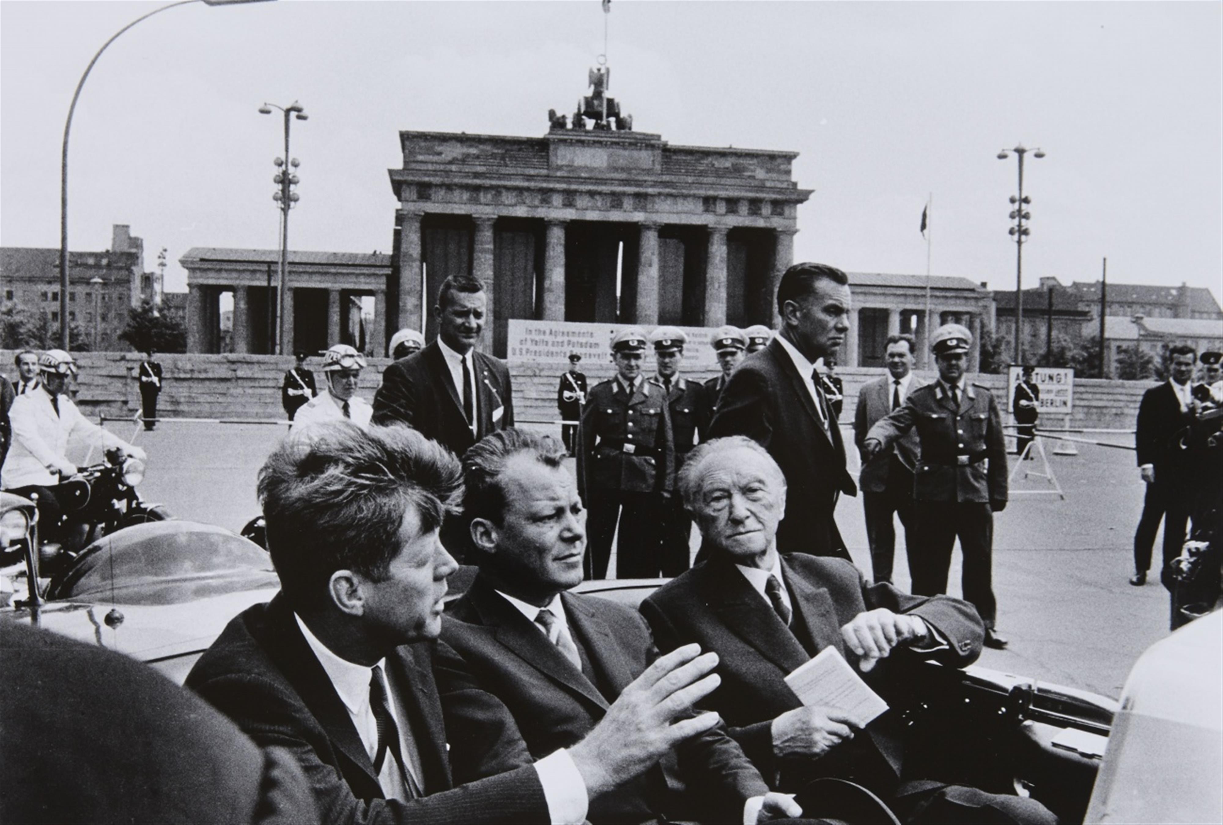 Will McBride - John F. Kennedy, Willy Brandt, Konrad Adenauer vor dem Brandenburger Tor, Berlin - image-1