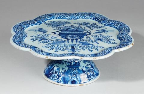 A faience footed bowl - 