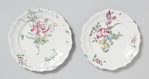 A pair of Strasbourg faience plates with "fleurs contournées" decor - 