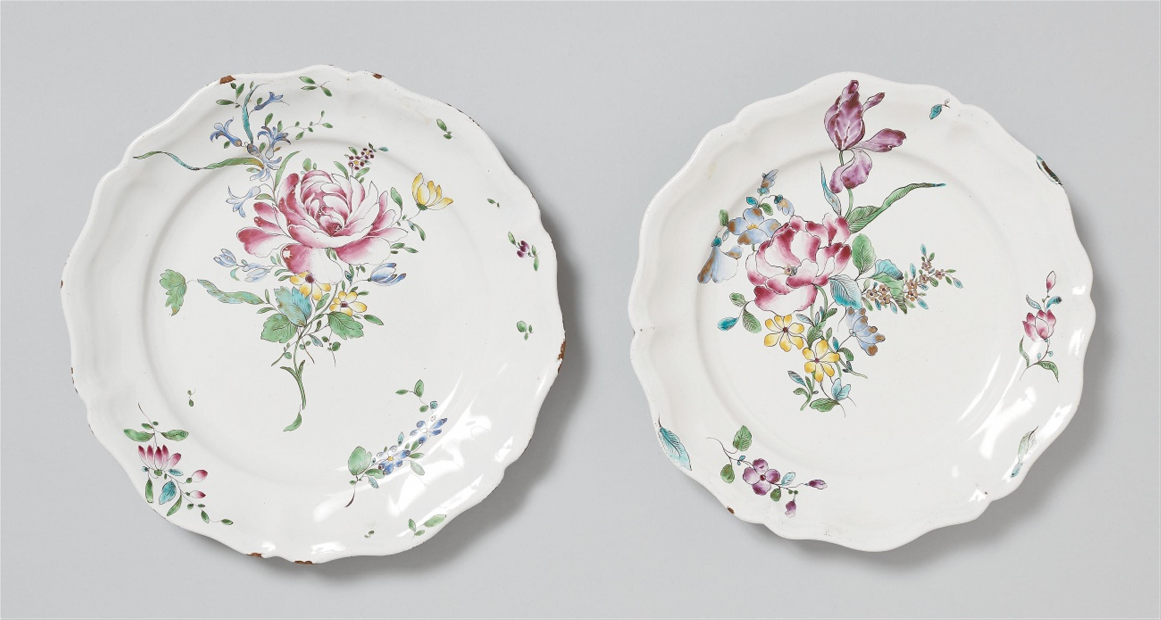 A pair of Strasbourg faience plates with "fleurs contournées" decor - image-1