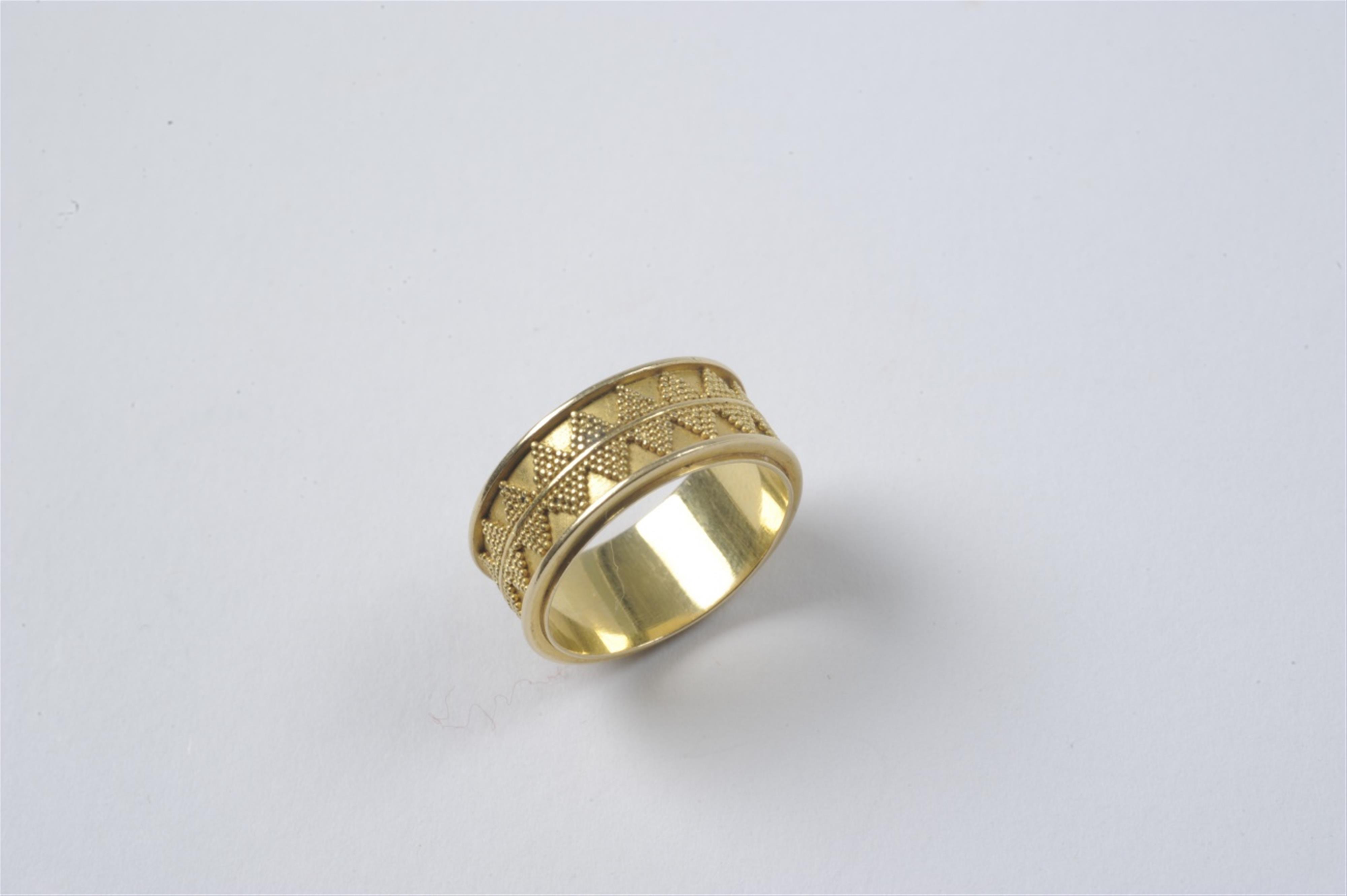 An gold band ring with granulated decor - image-1