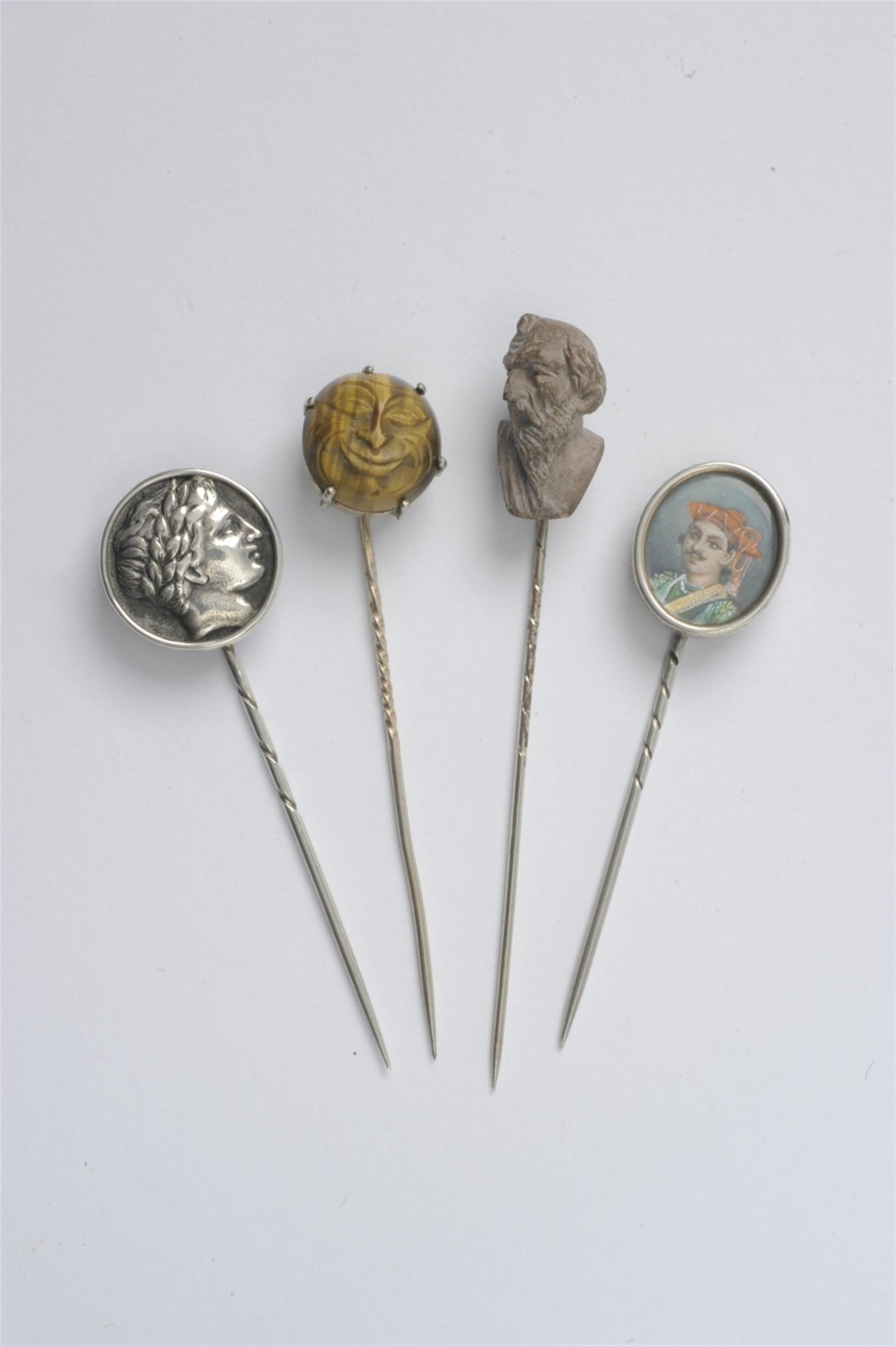 An assorted lot of four parcel gilt silver tie pins - image-1